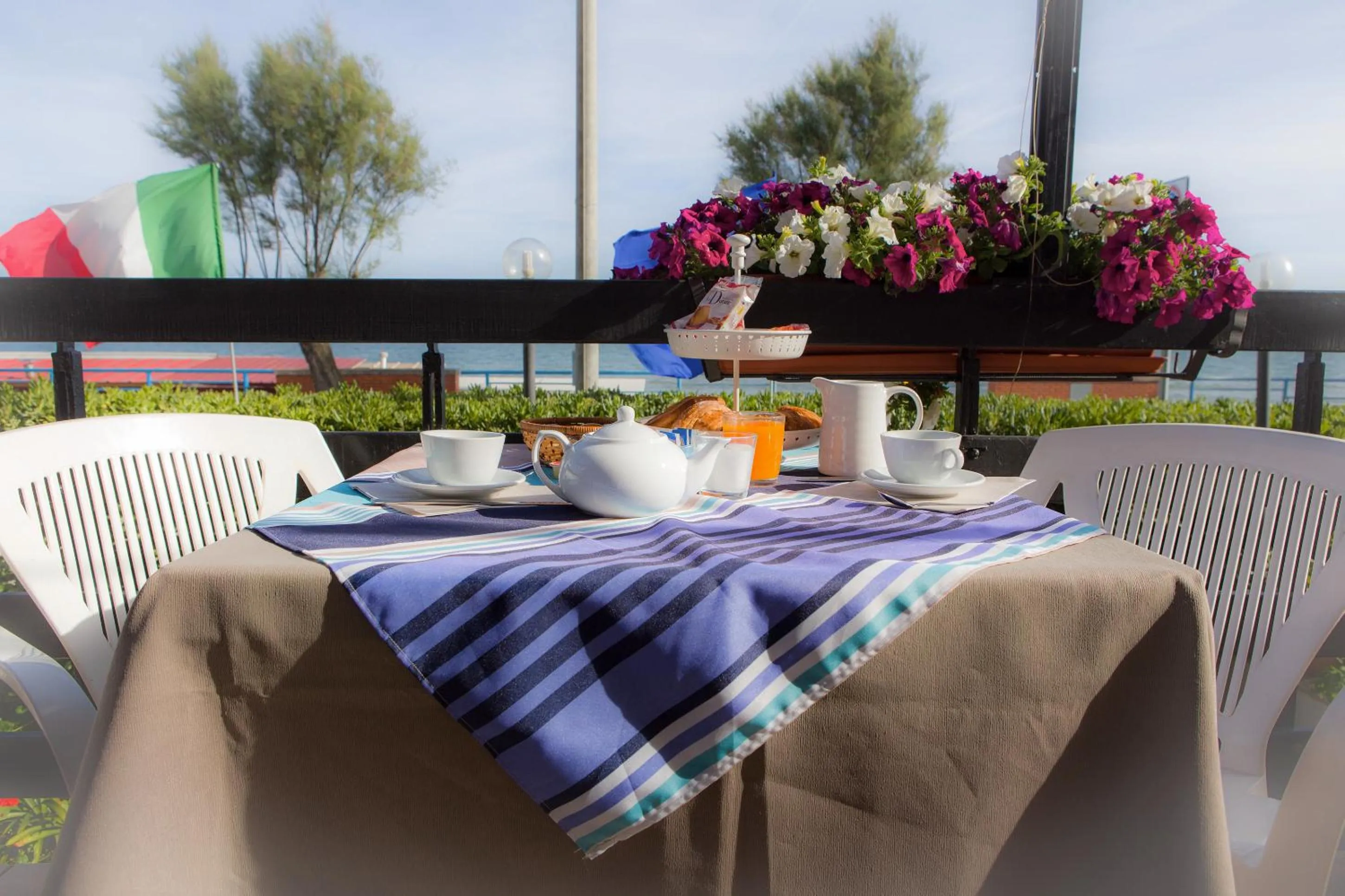 Restaurant/places to eat in Piccolo Hotel