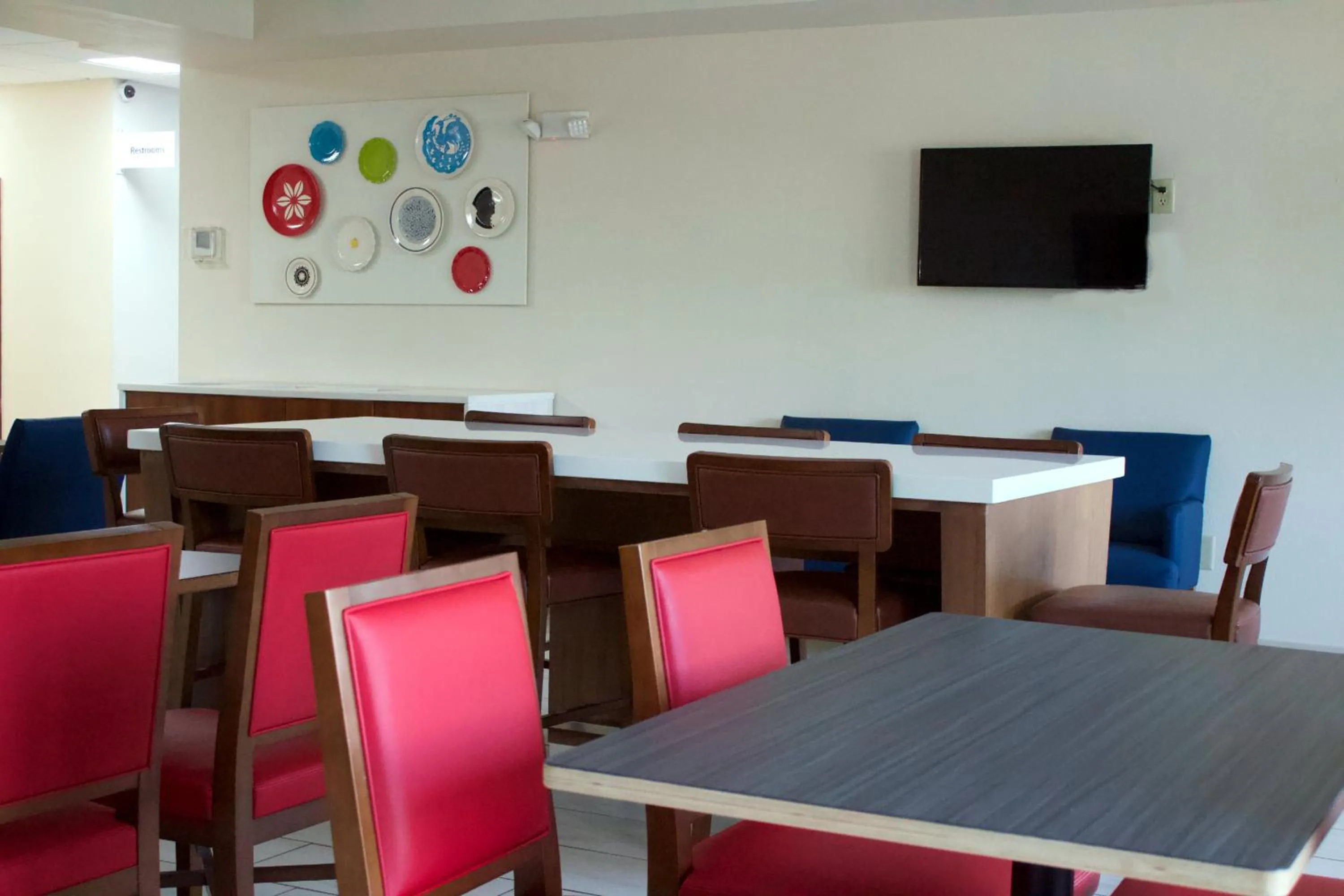 Breakfast in Holiday Inn Express & Suites Wilson-Downtown by IHG