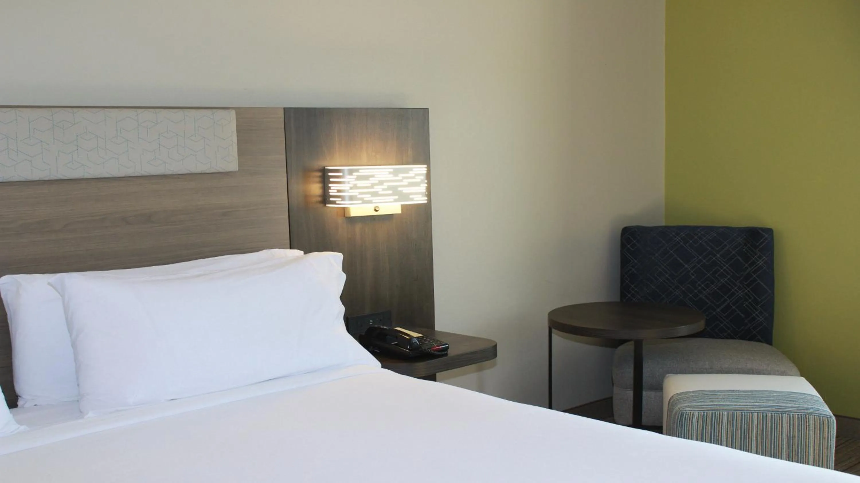 Photo of the whole room, Bed in Holiday Inn Express & Suites Wilson-Downtown by IHG
