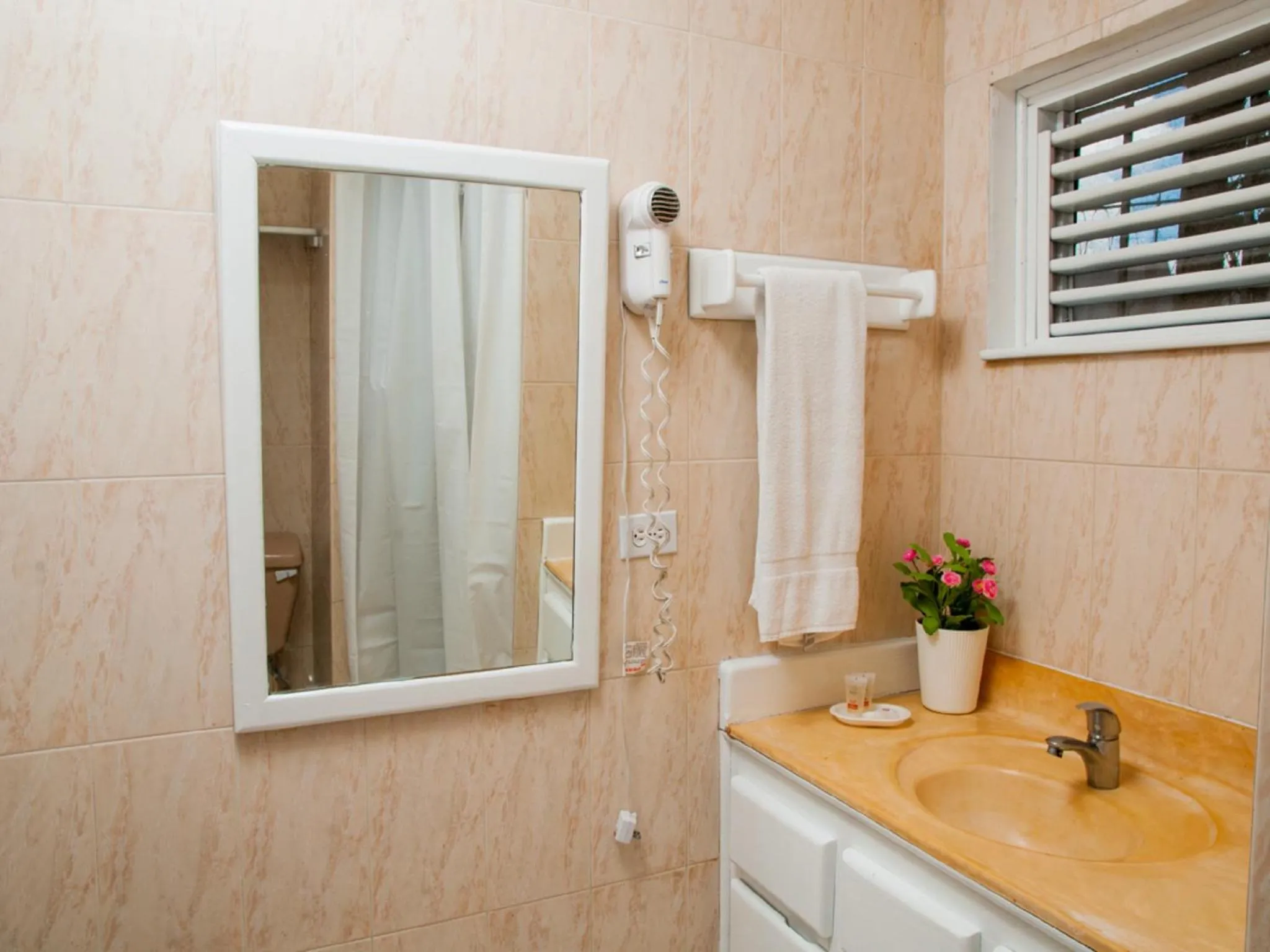 Bathroom in Hotel Neptuno Refugio
