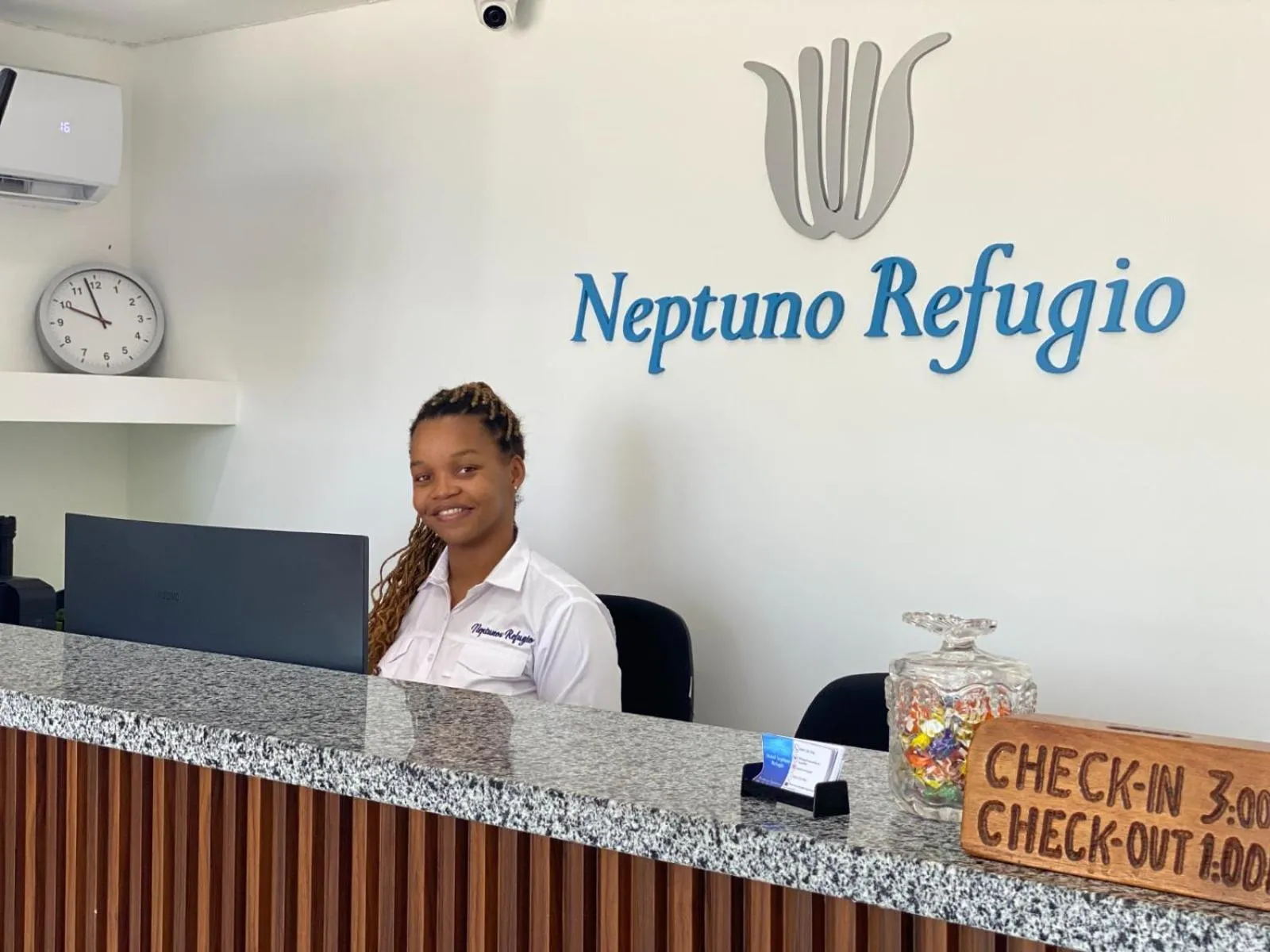 Staff in Hotel Neptuno Refugio