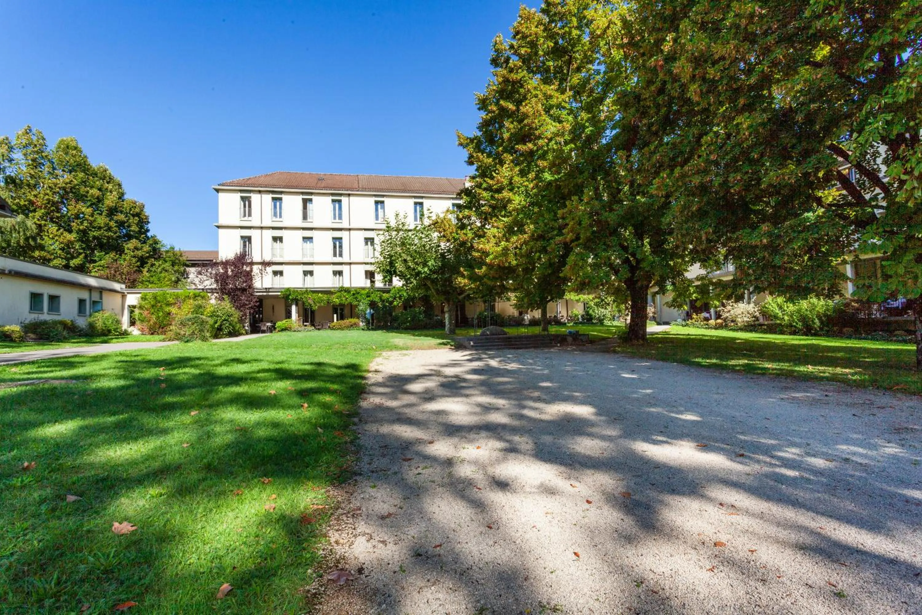 Property building in Hotel La Longeraie