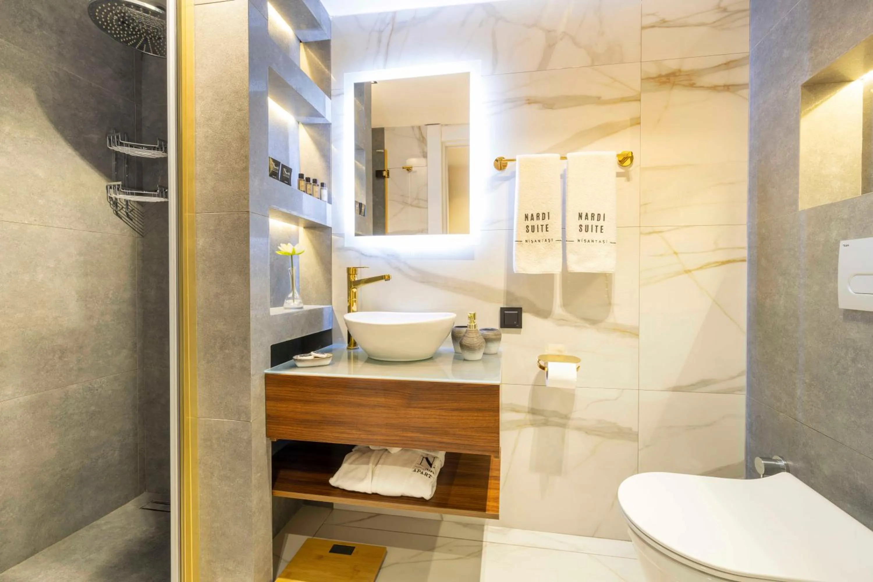 Shower in Nardi Nişantaşı