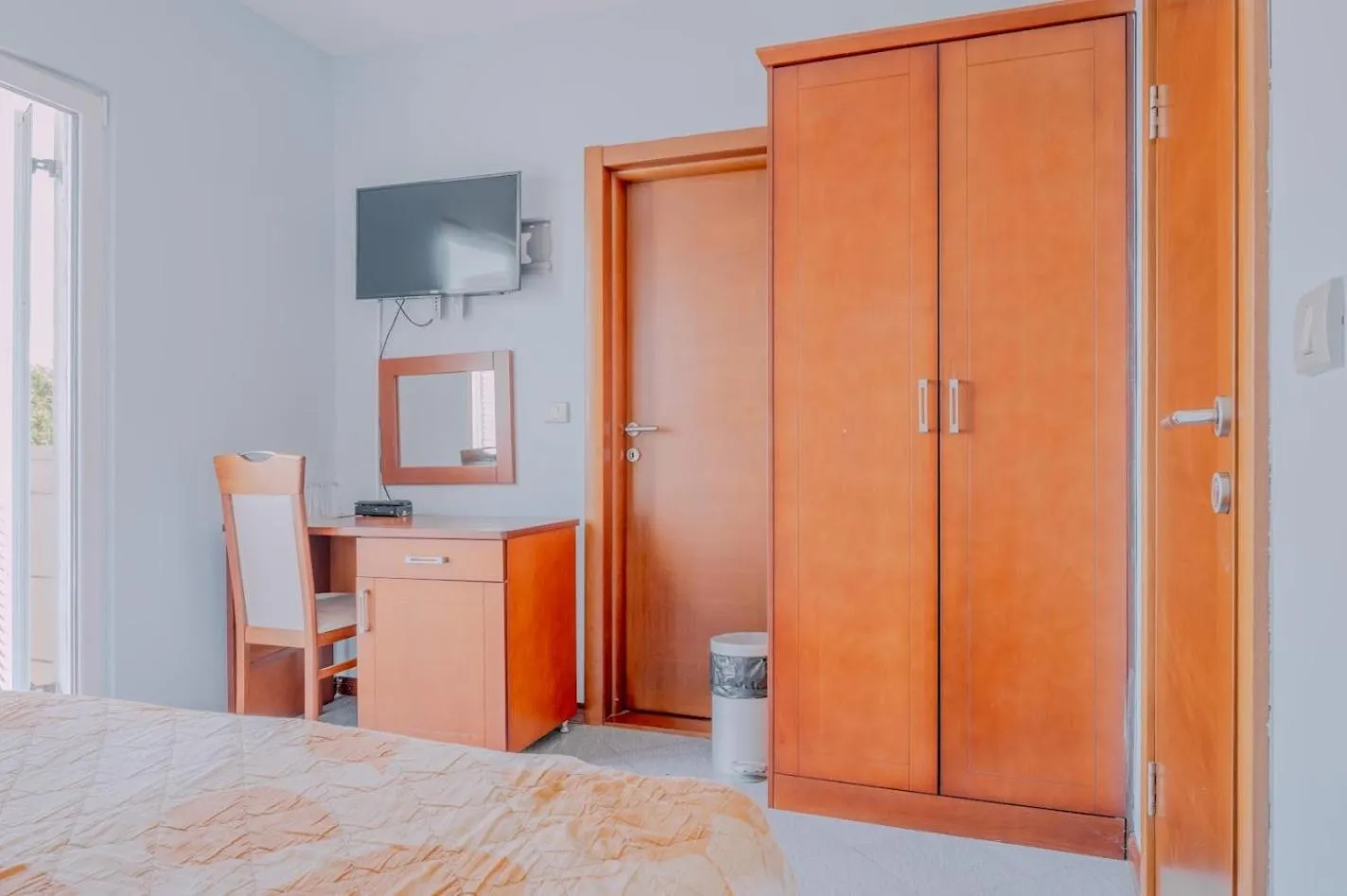 wardrobe, Bed in Hotel R