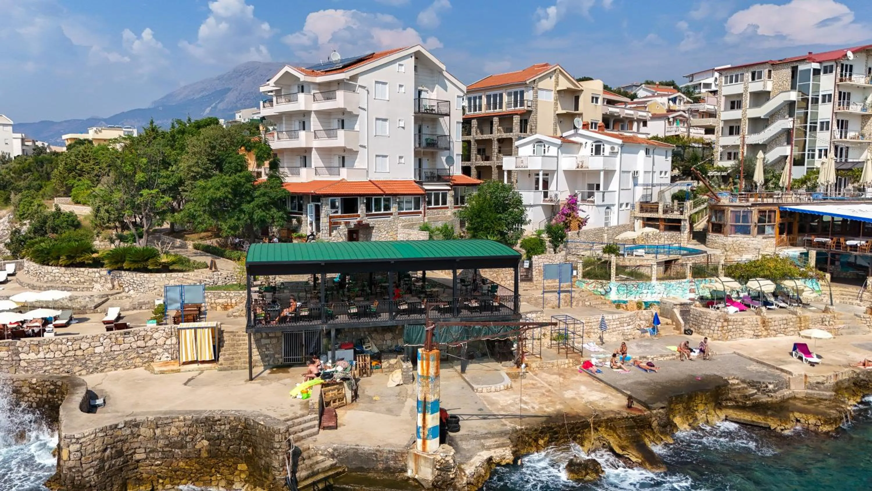 Restaurant/places to eat in Hotel R