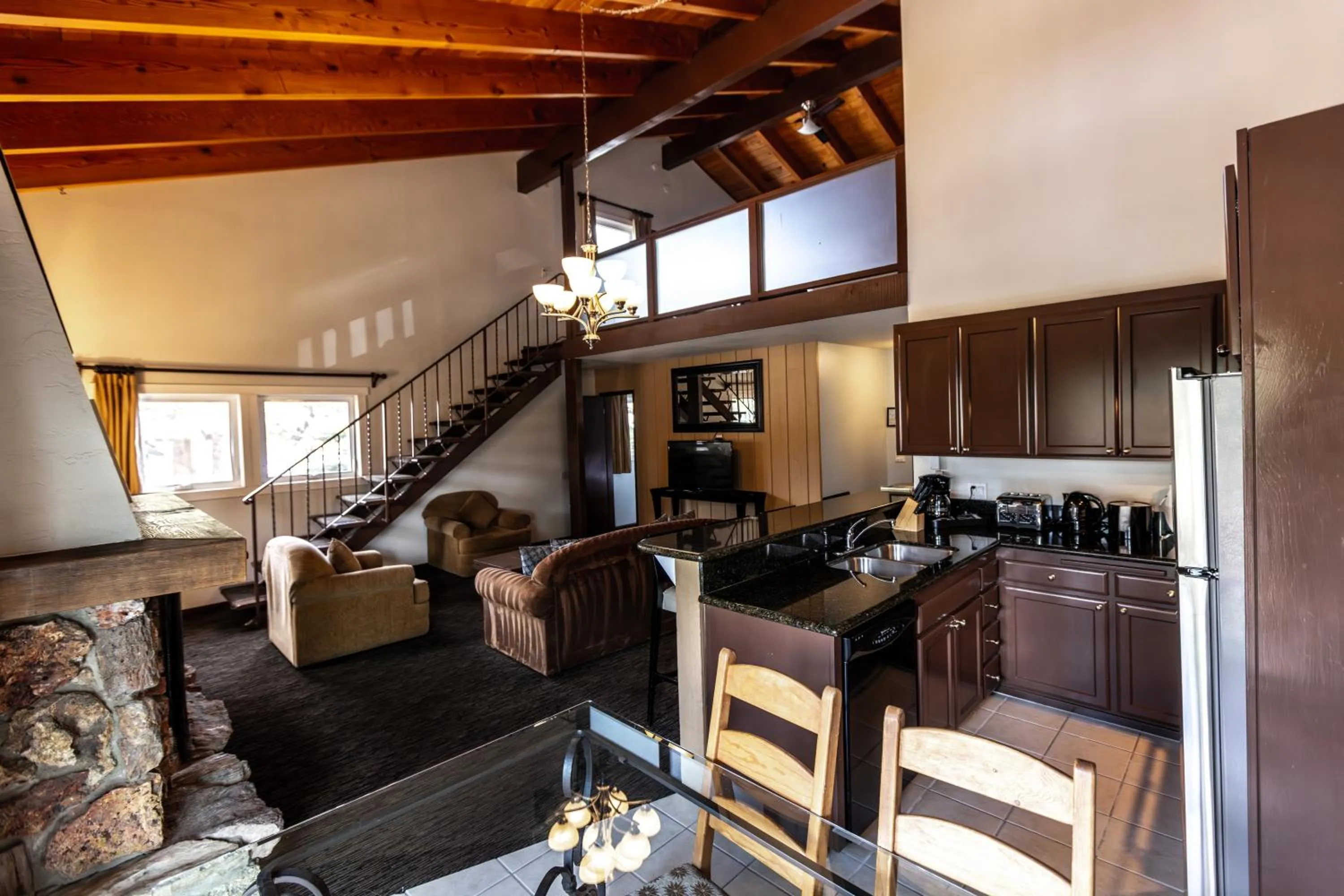 Kitchen or kitchenette in The Mammoth Creek Inn