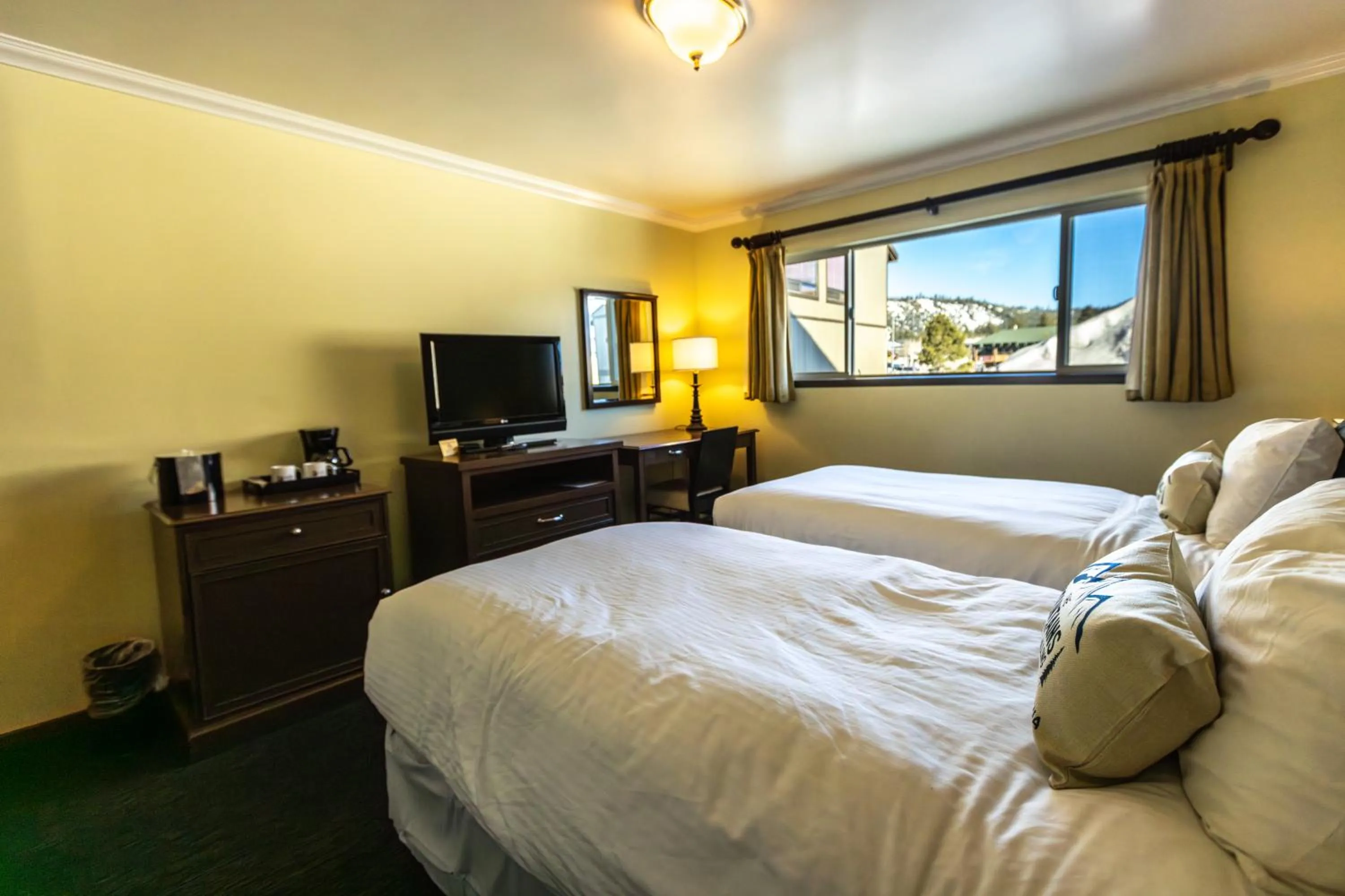 Bed in The Mammoth Creek Inn