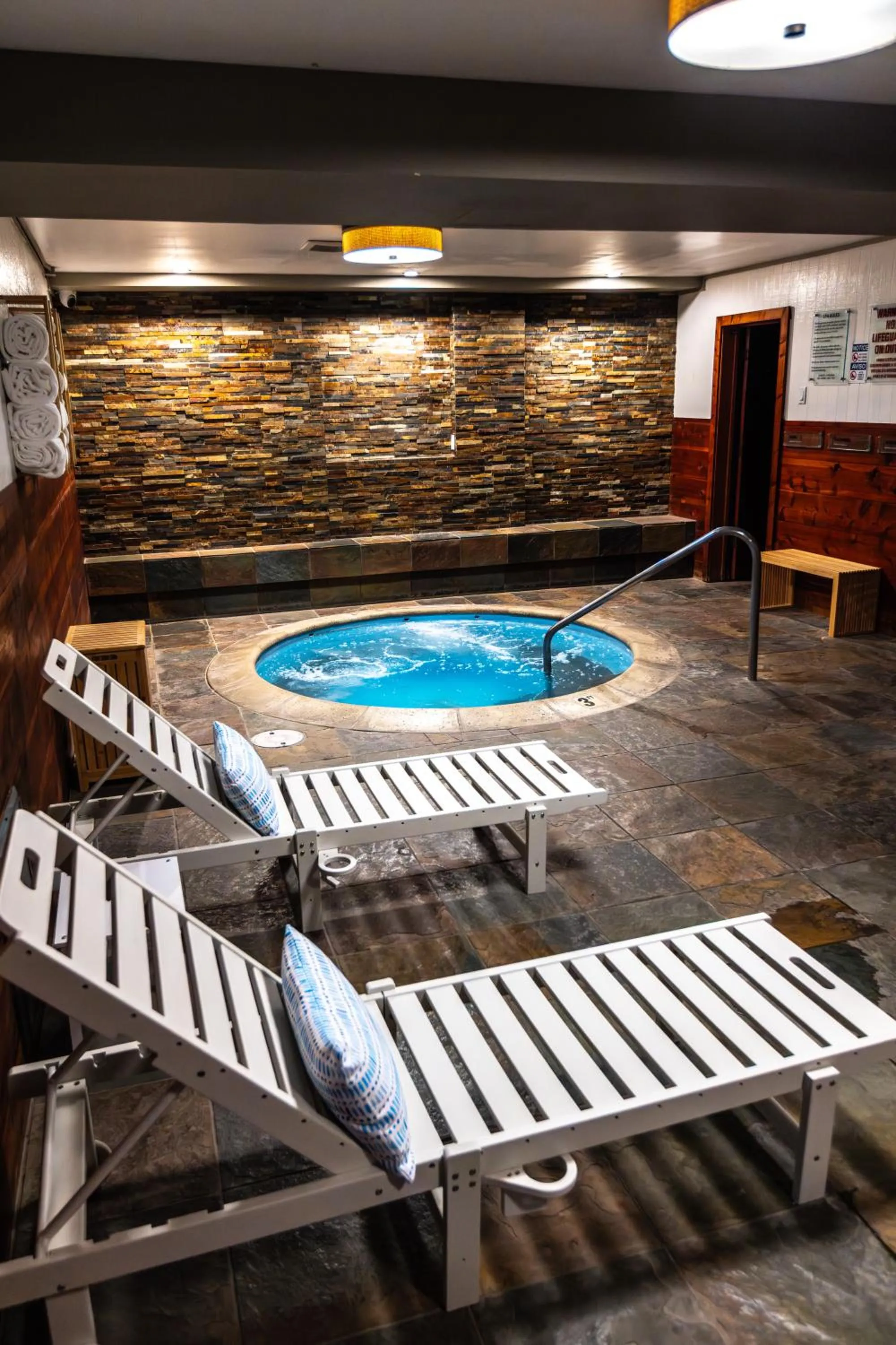 Hot Tub in The Mammoth Creek Inn