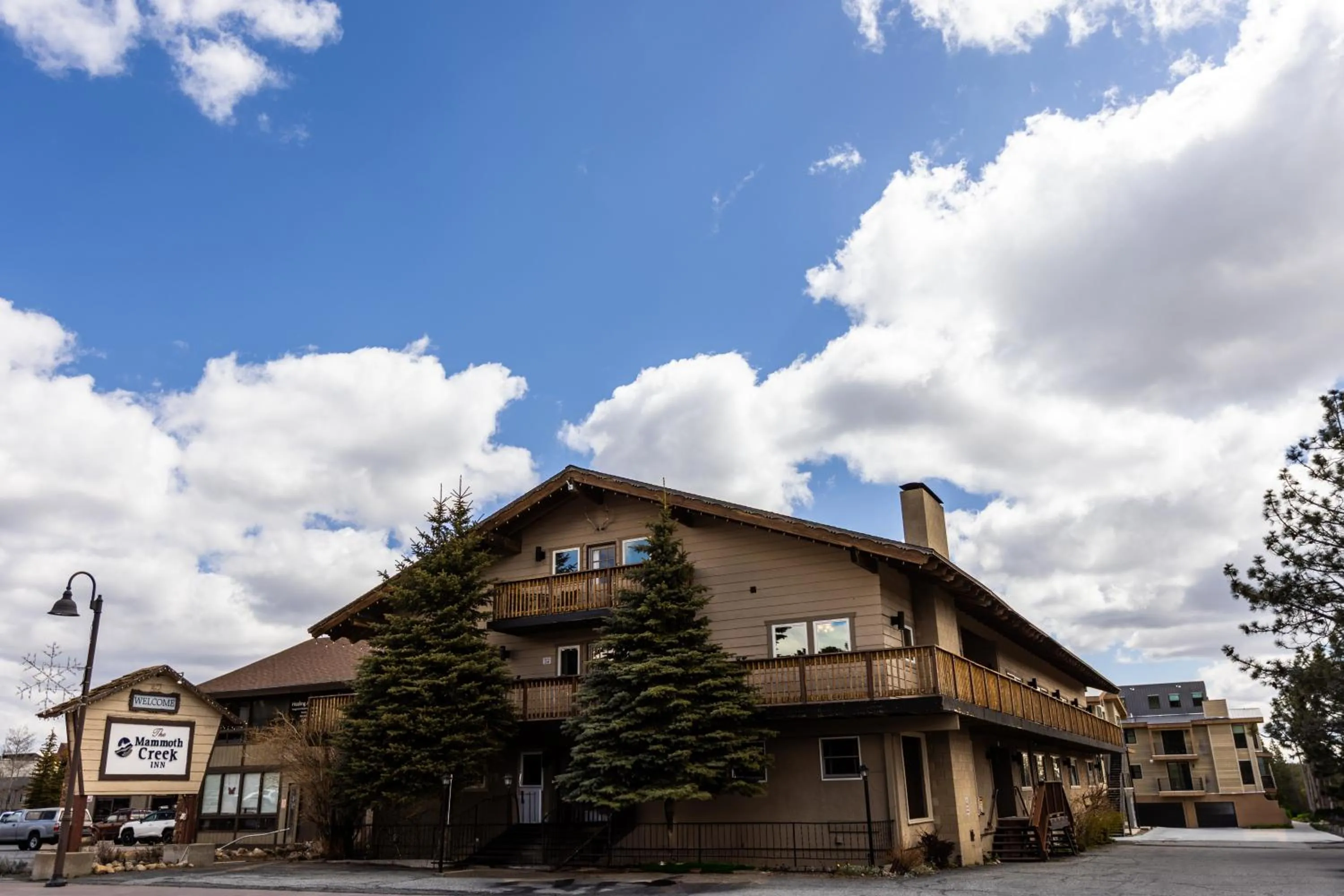 Property building in The Mammoth Creek Inn