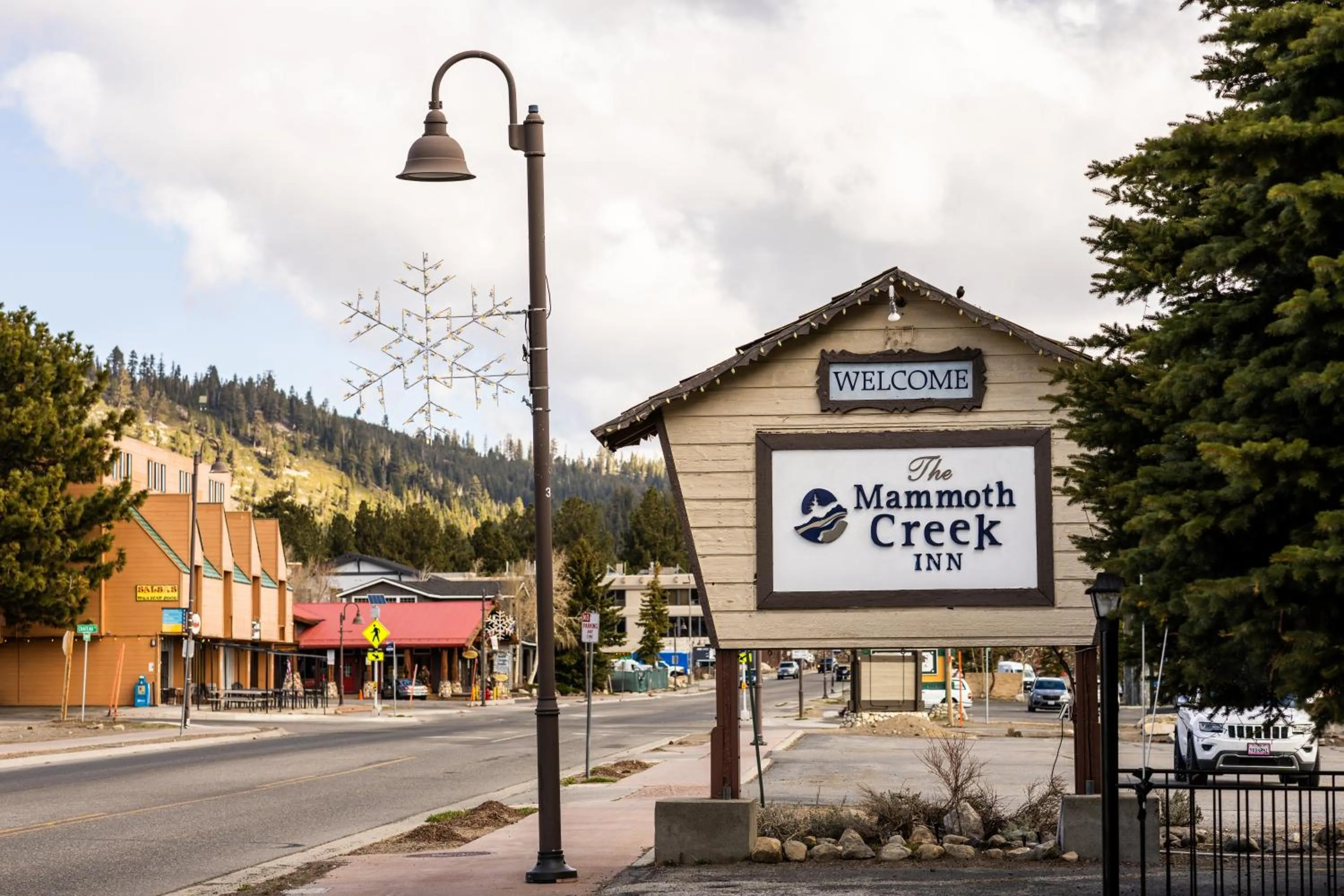 Property building in The Mammoth Creek Inn