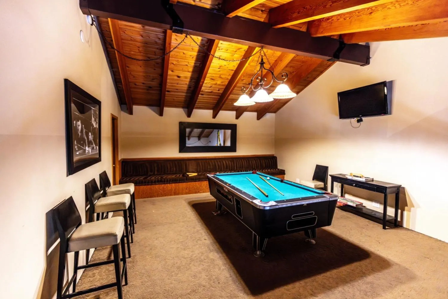 Communal lounge/ TV room in The Mammoth Creek Inn