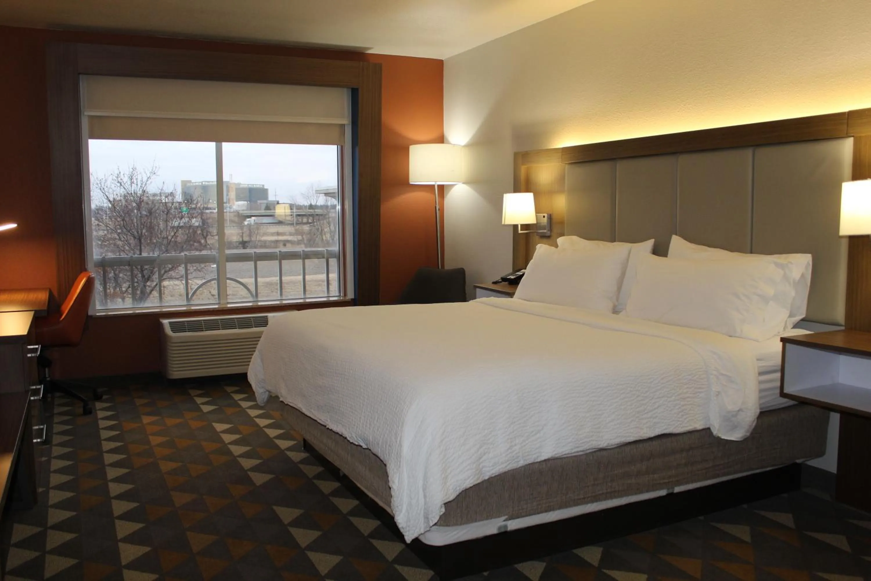 Bed in Holiday Inn Express Rockford-Loves Park by IHG