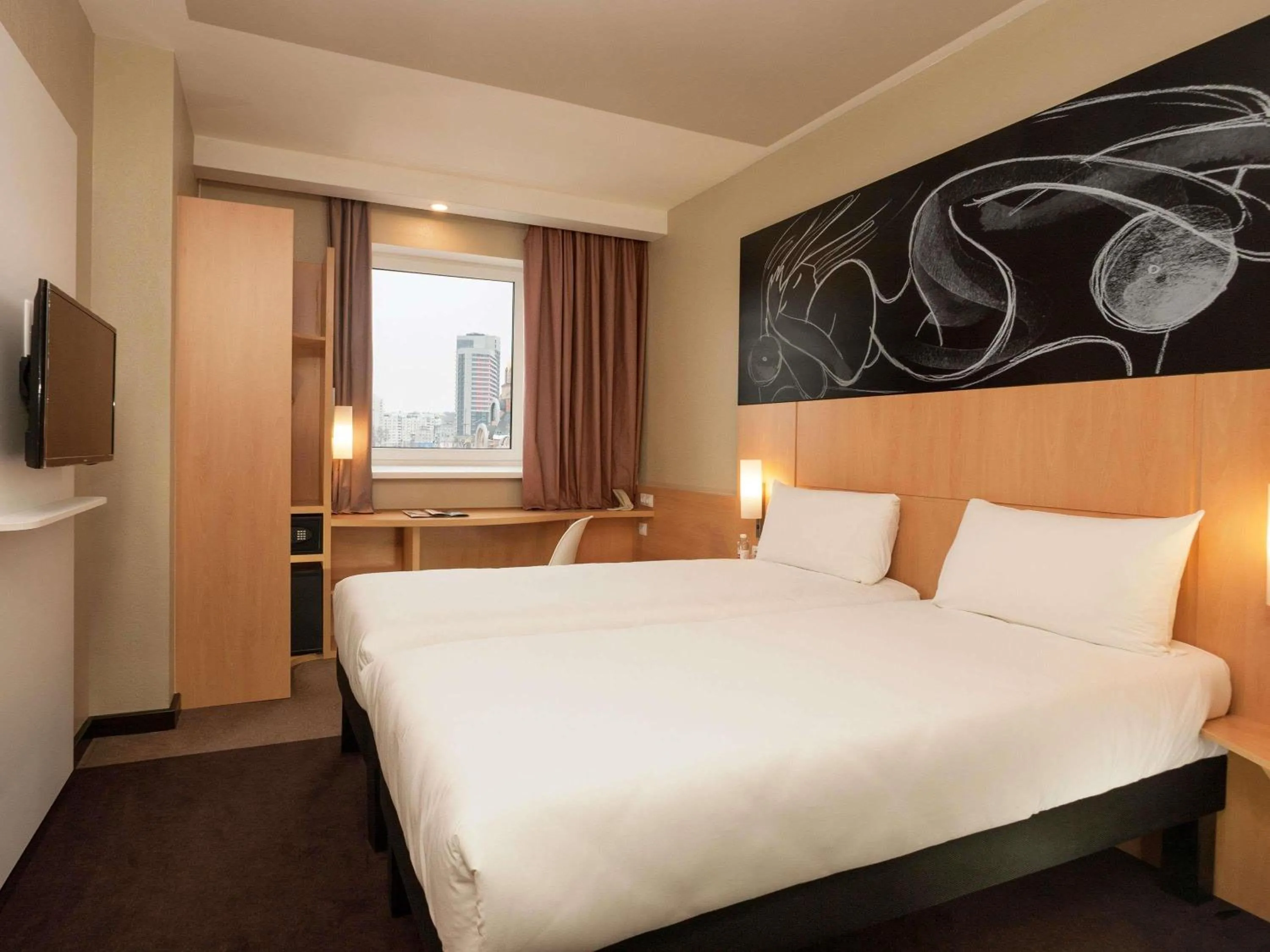 Bedroom, Bed in ibis Kyiv Railway Station