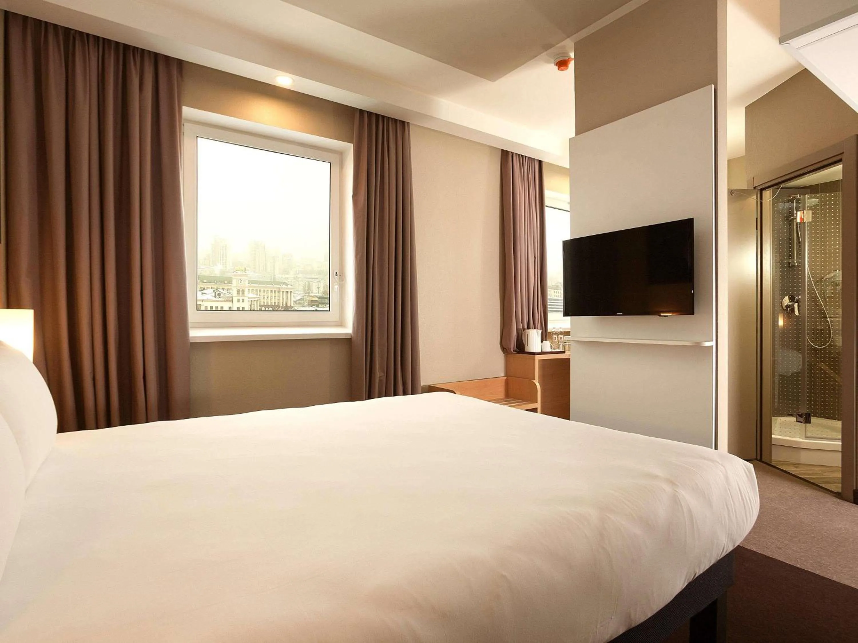 Bedroom, Bed in ibis Kyiv Railway Station