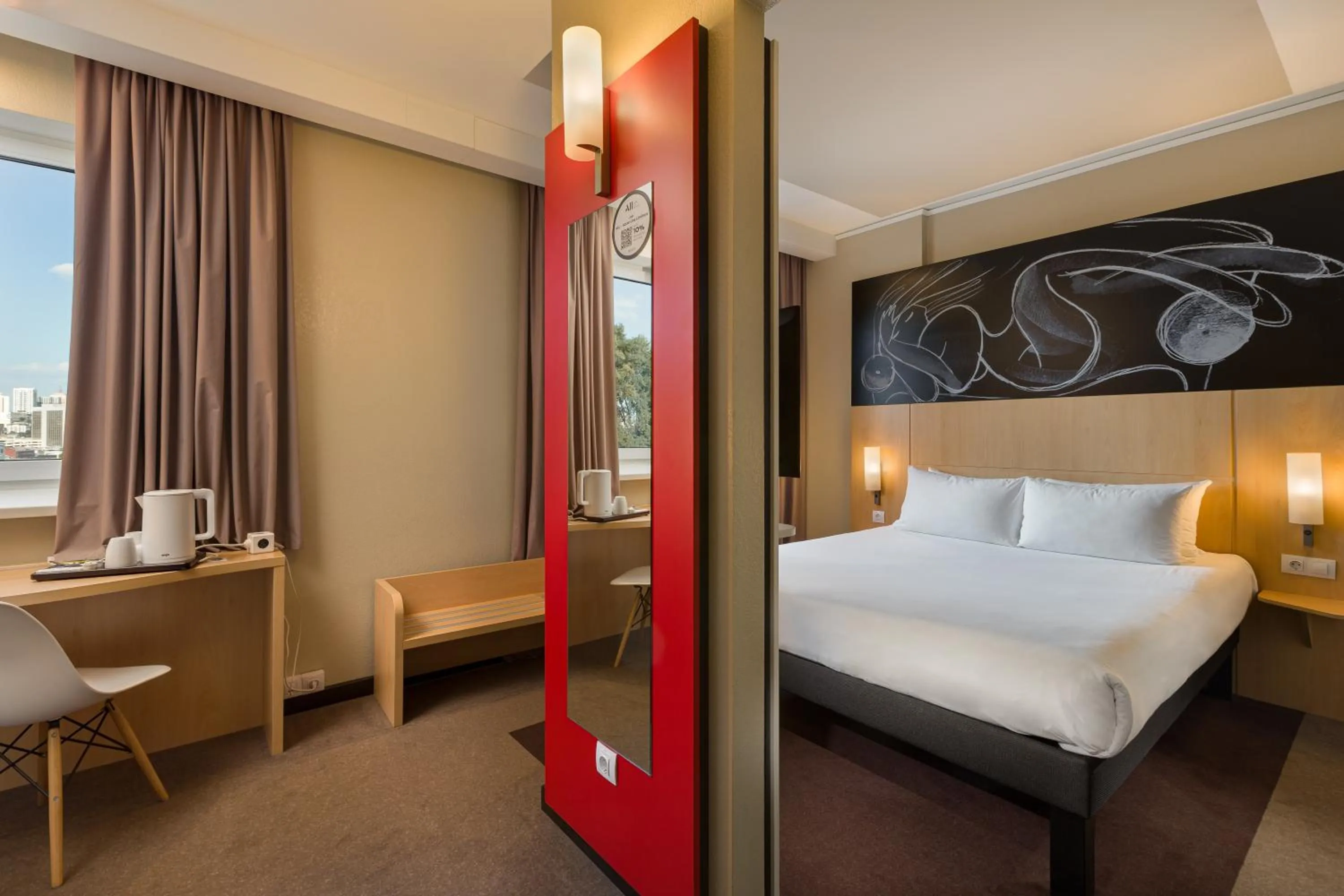 Bedroom, Bed in ibis Kyiv Railway Station