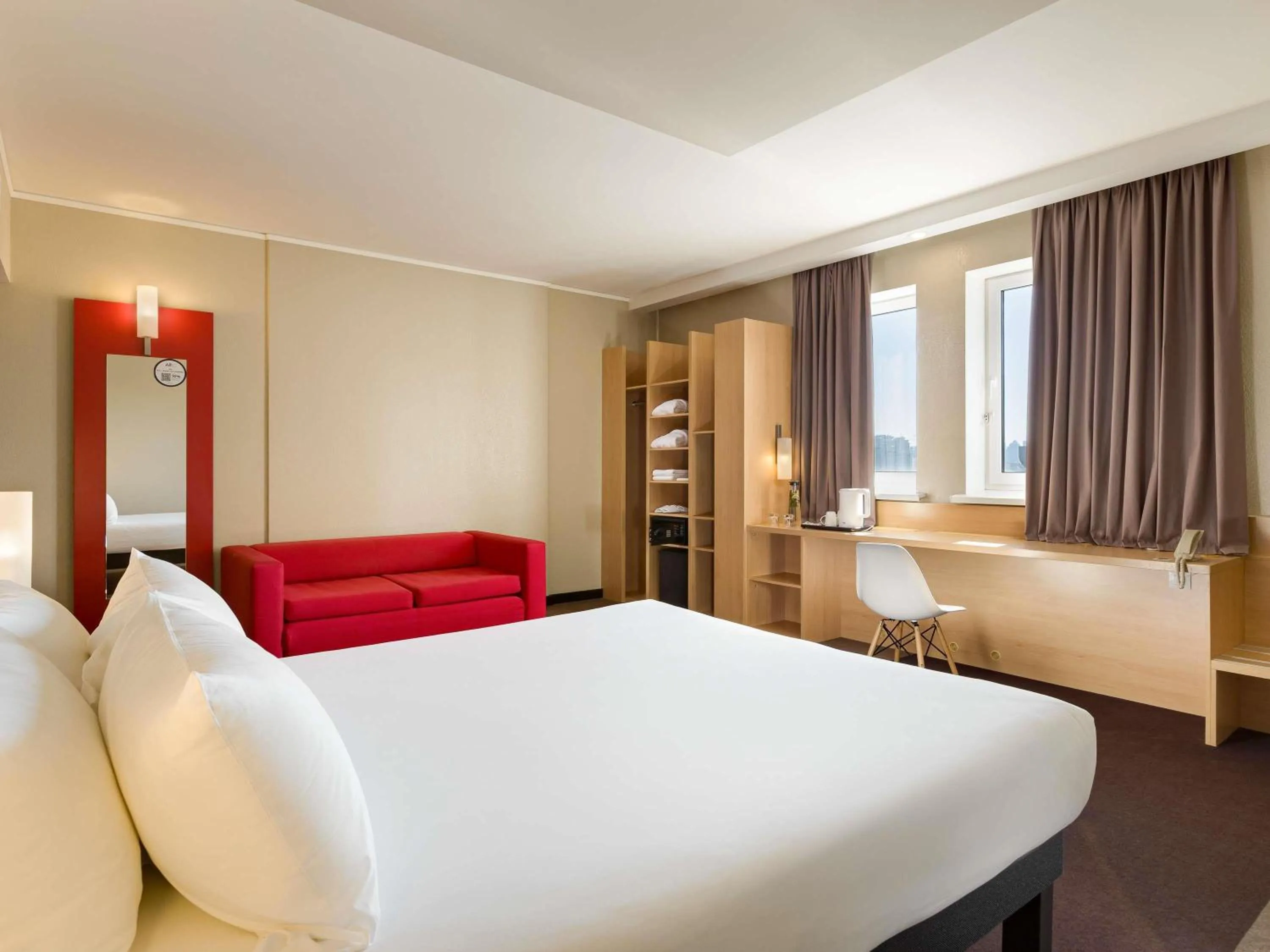 Bedroom, Bed in ibis Kyiv Railway Station