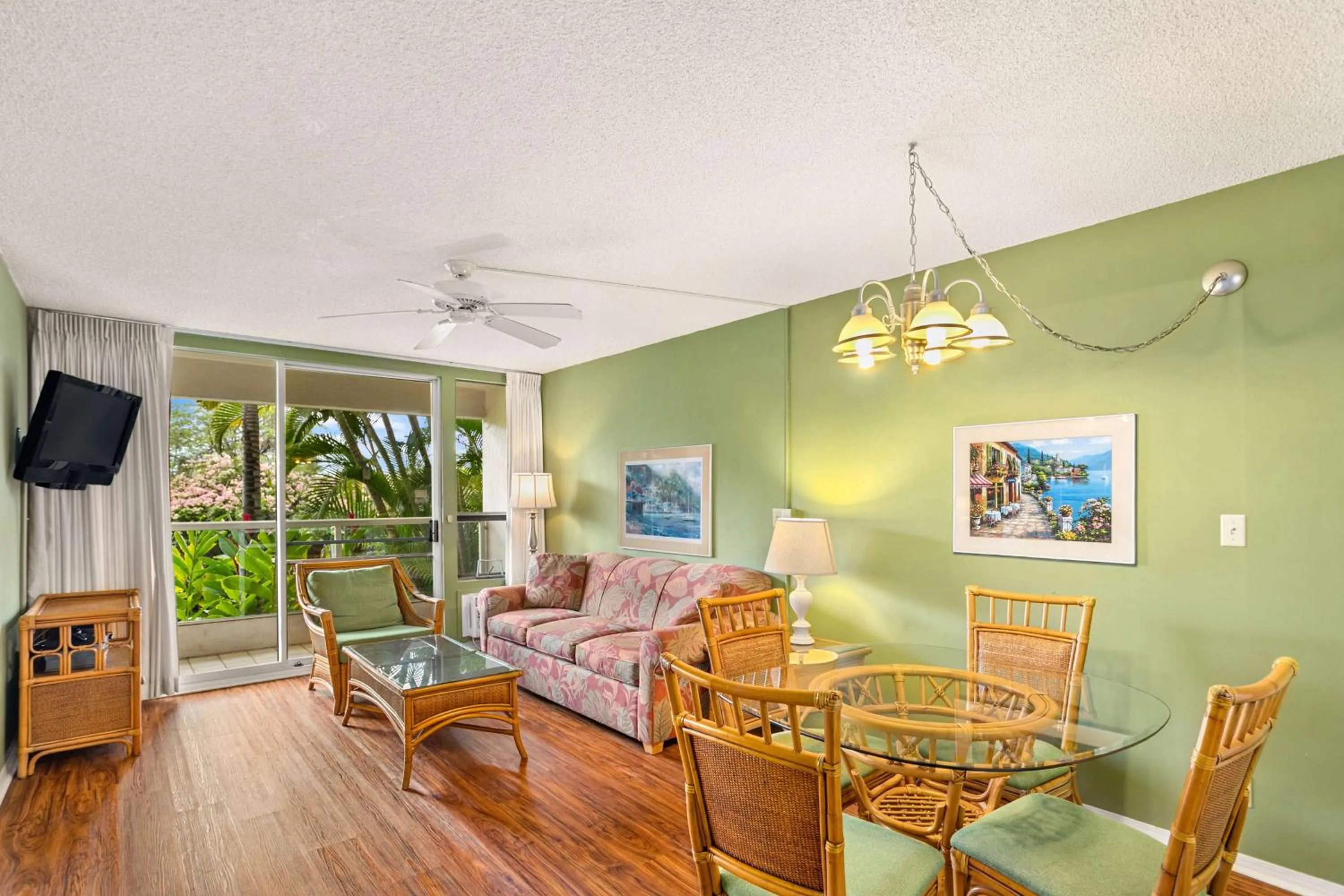 TV and multimedia in Aston at the Maui Banyan