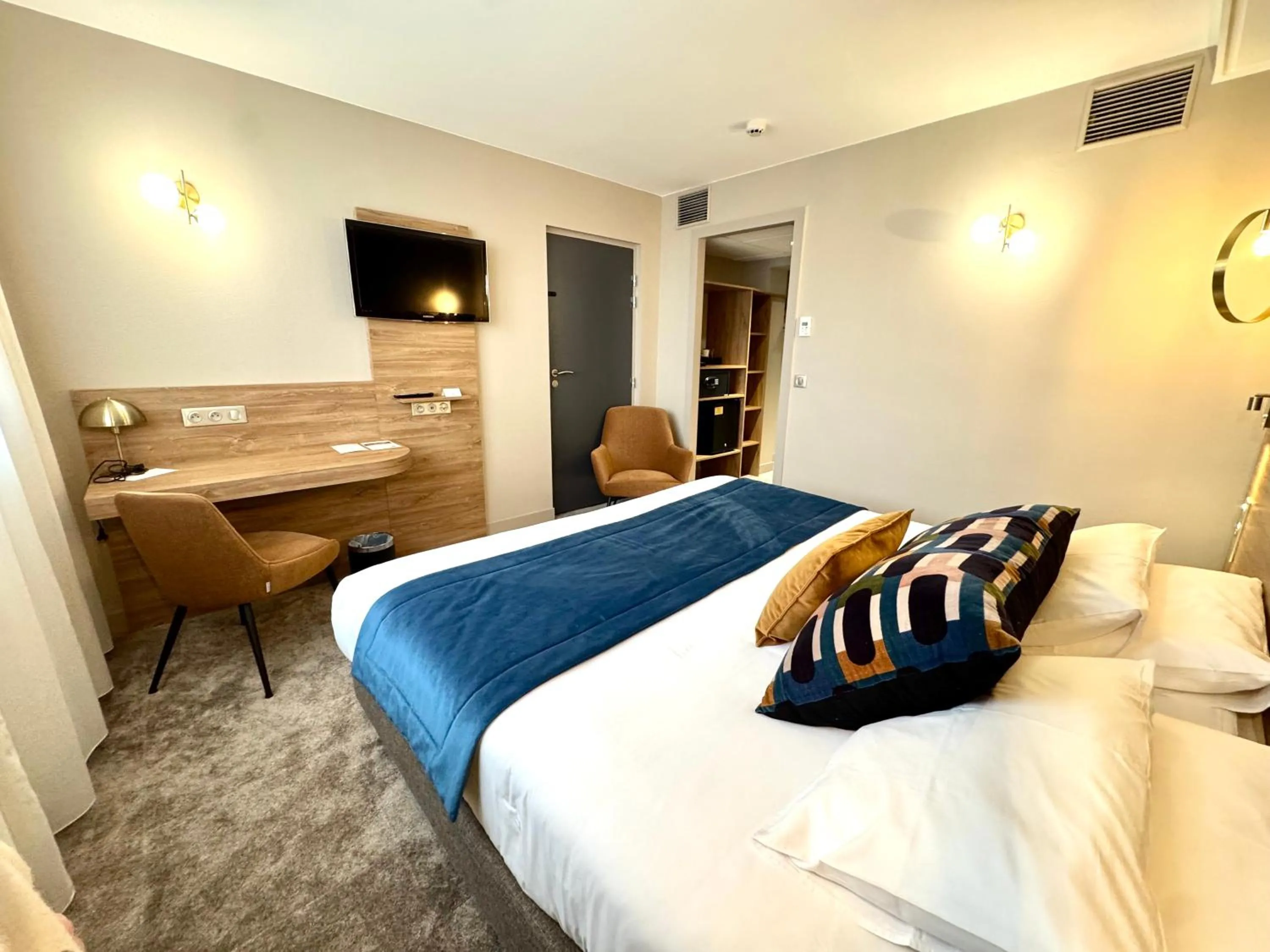 Photo of the whole room, Bed in Best Western Hotel Le Quercy