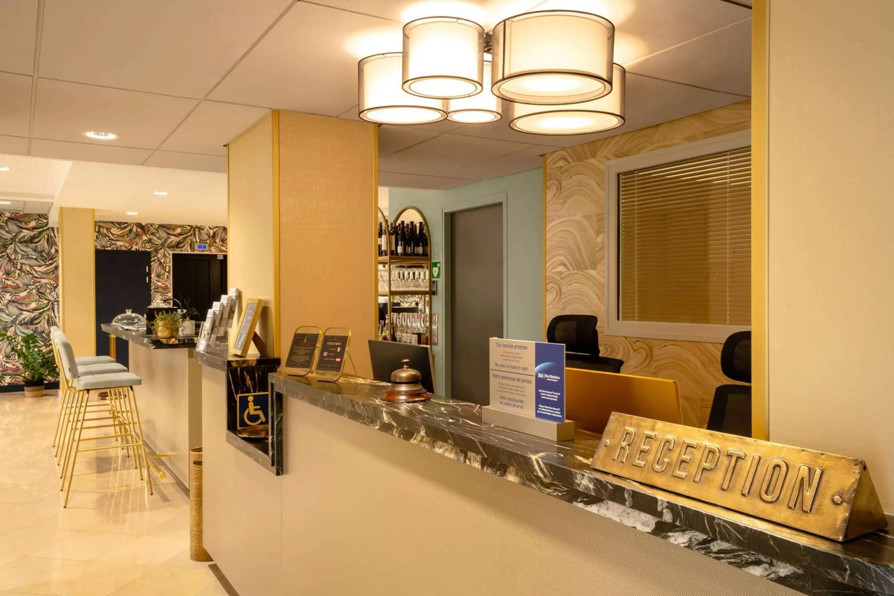 Lobby or reception in Best Western Hotel Le Quercy
