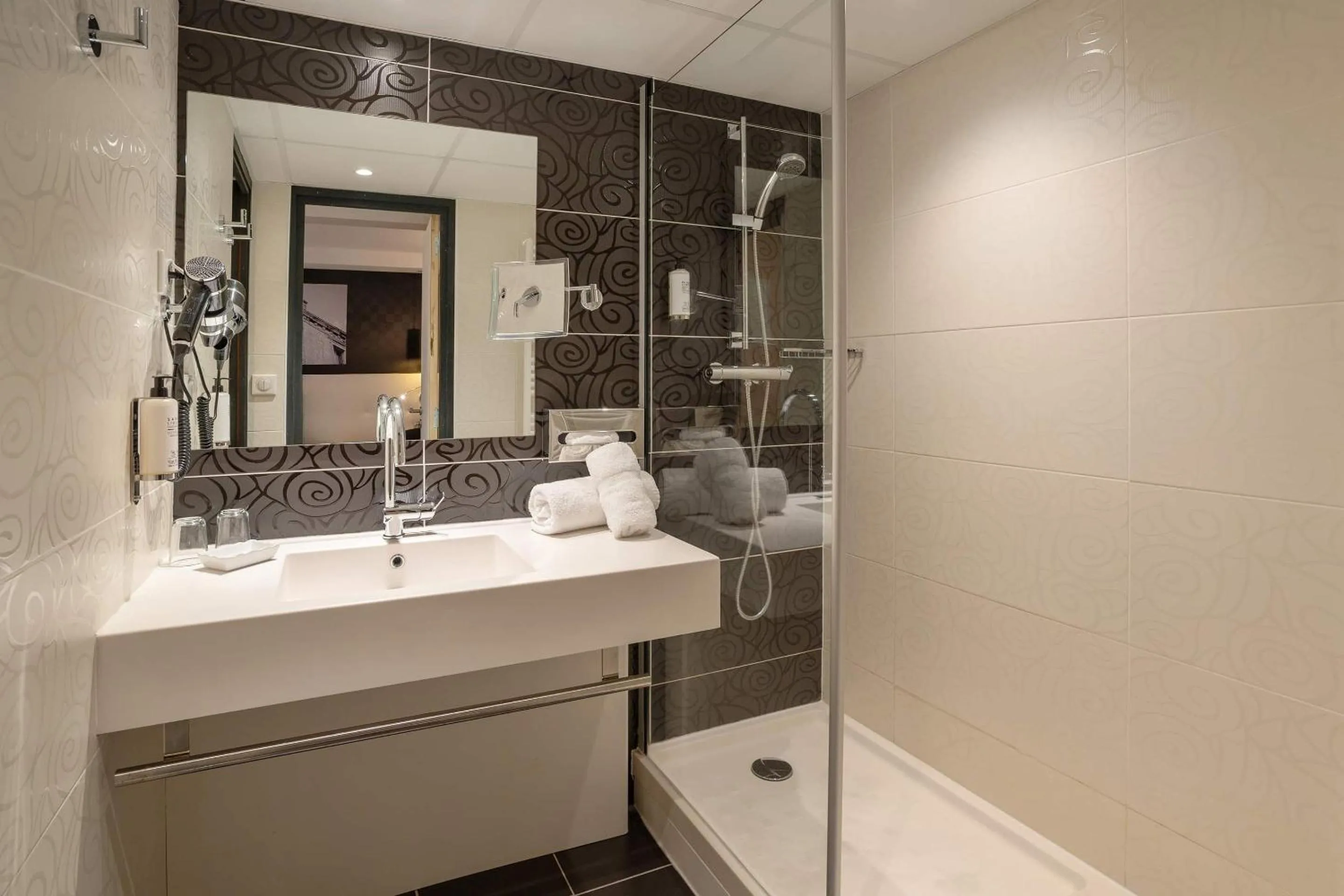 Bathroom in Best Western Hotel Le Quercy