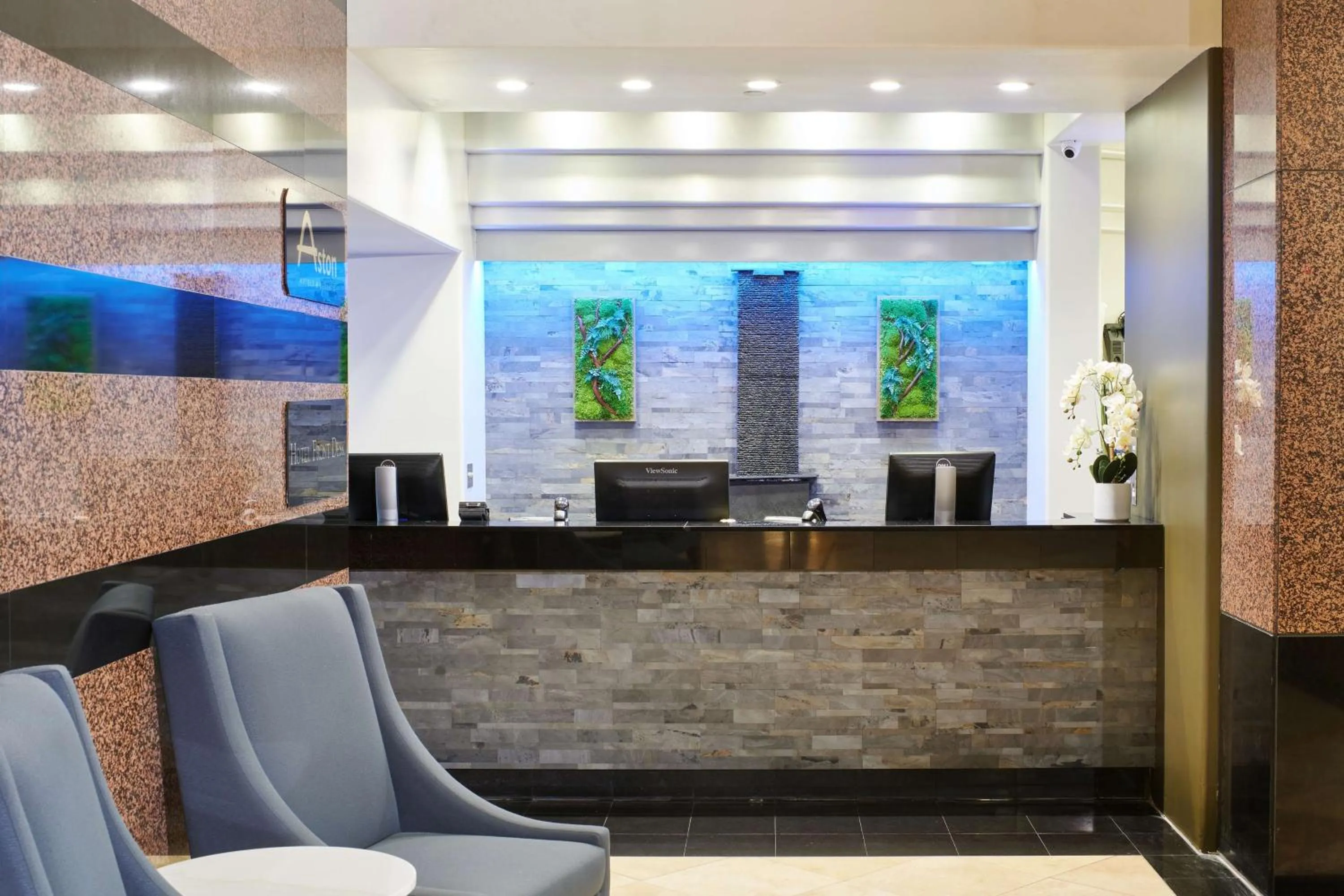 Lobby or reception in Aston at the Executive Centre Hotel