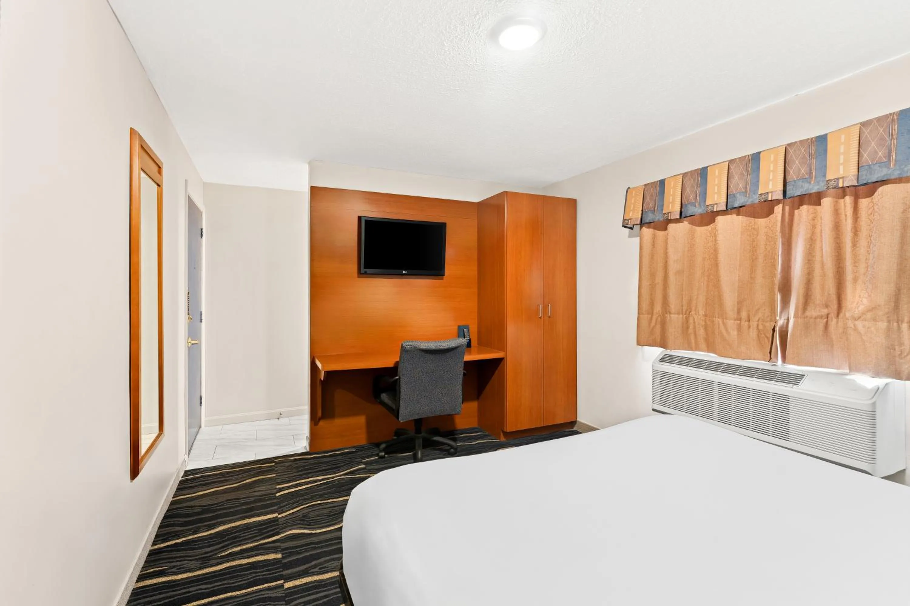 TV and multimedia in Americas Best Value Inn Stonington Mystic