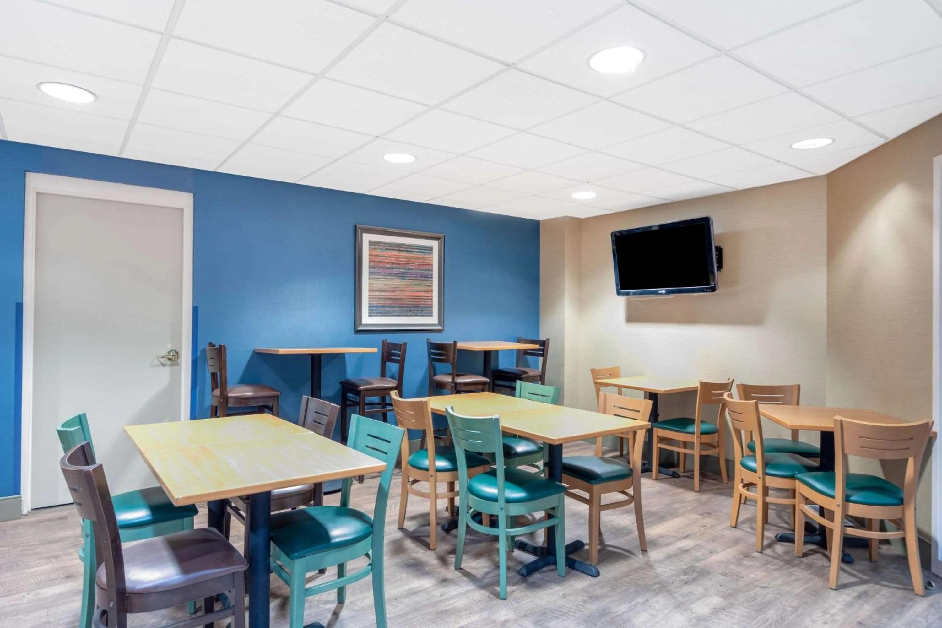 Restaurant/places to eat in Days Inn by Wyndham Eagan Minnesota Near Mall of America
