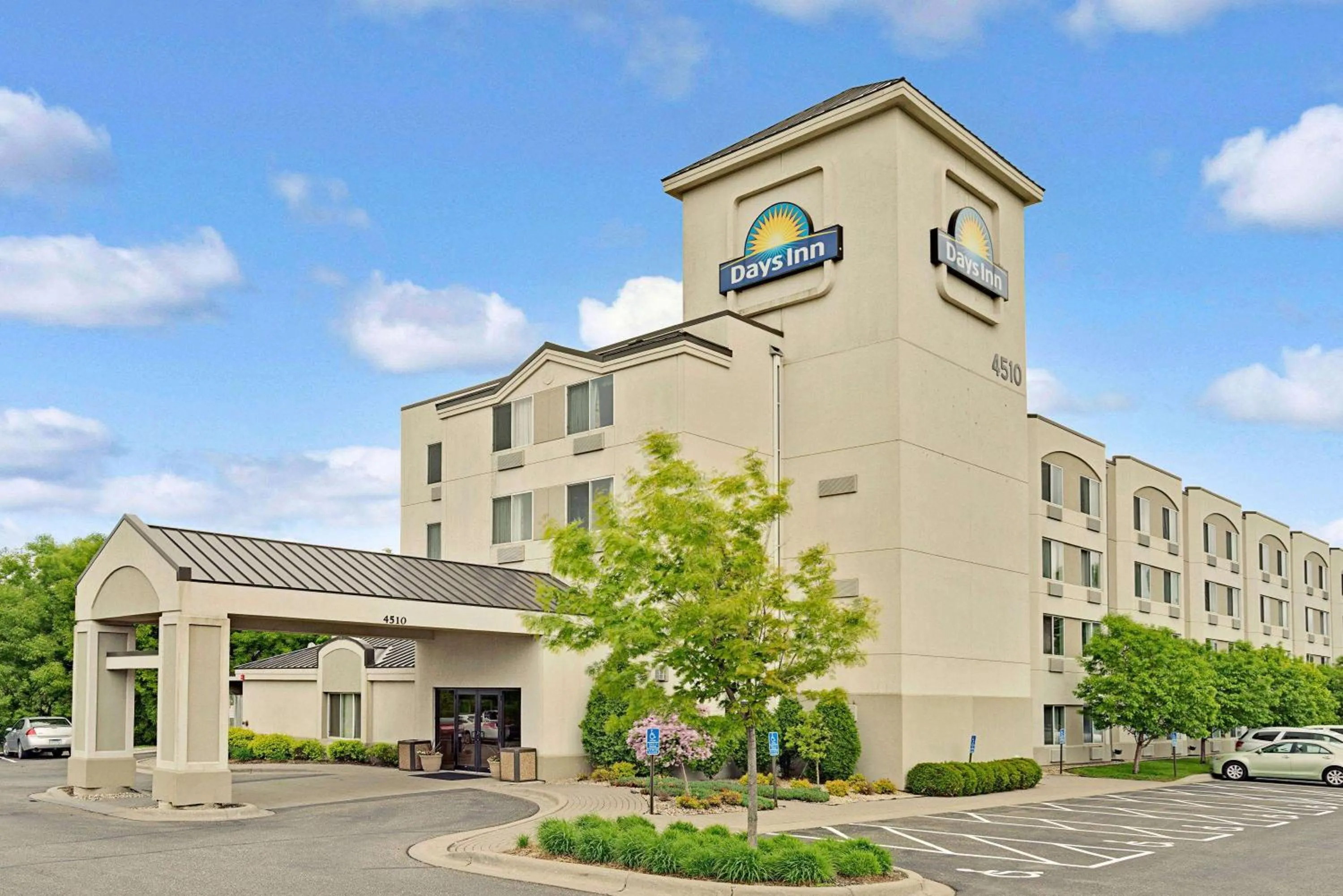Property building in Days Inn by Wyndham Eagan Minnesota Near Mall of America