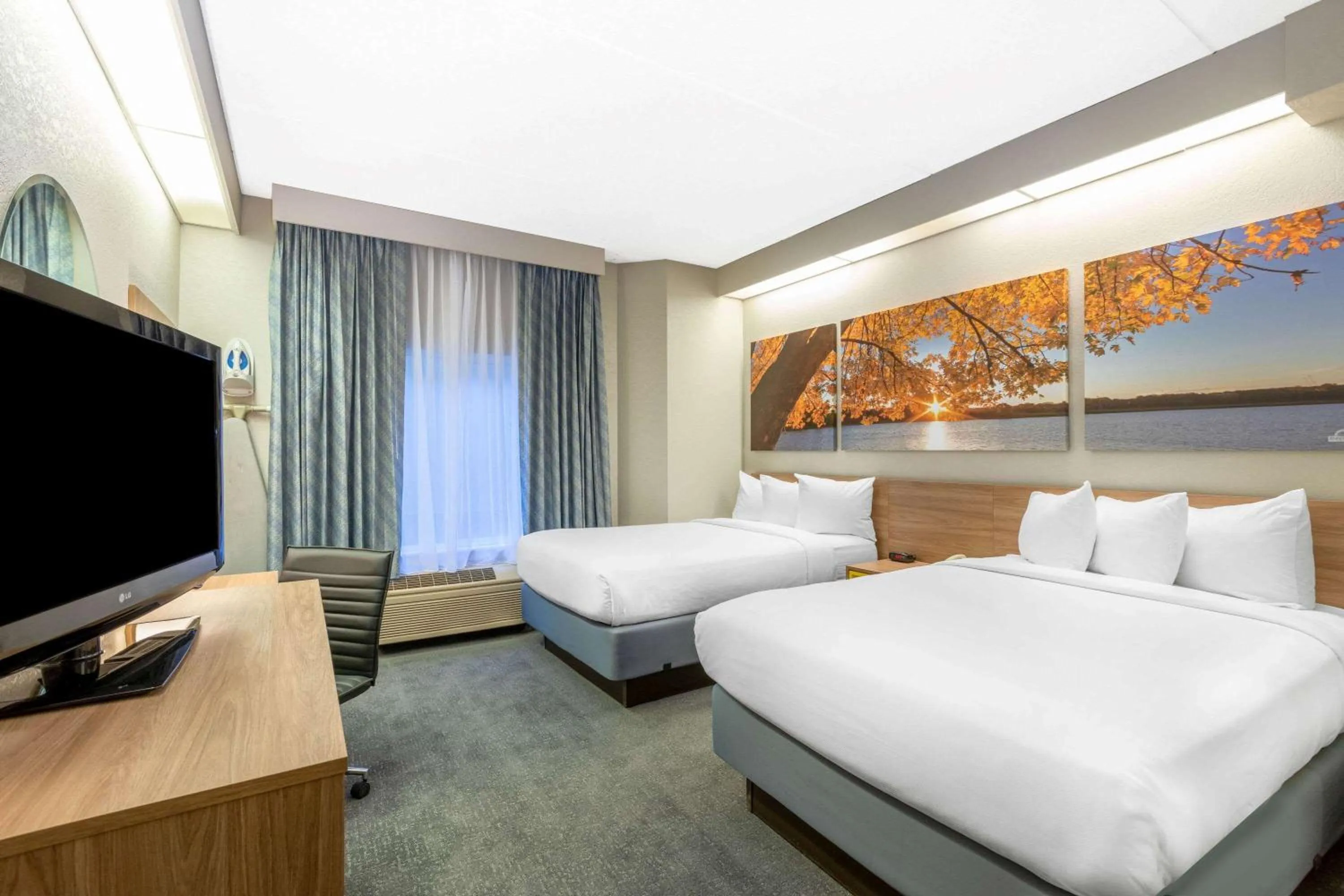 Photo of the whole room, Bed in Days Inn by Wyndham Eagan Minnesota Near Mall of America