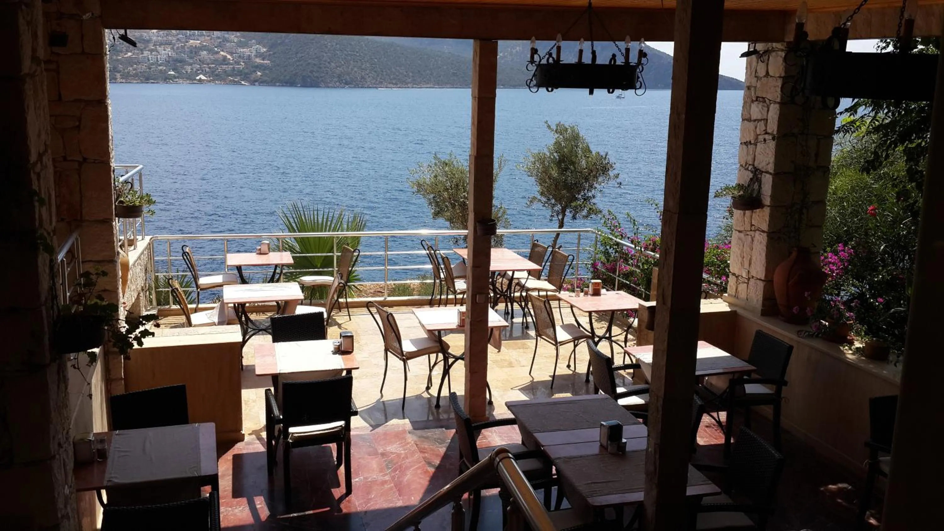 Restaurant/places to eat in Caretta Hotel