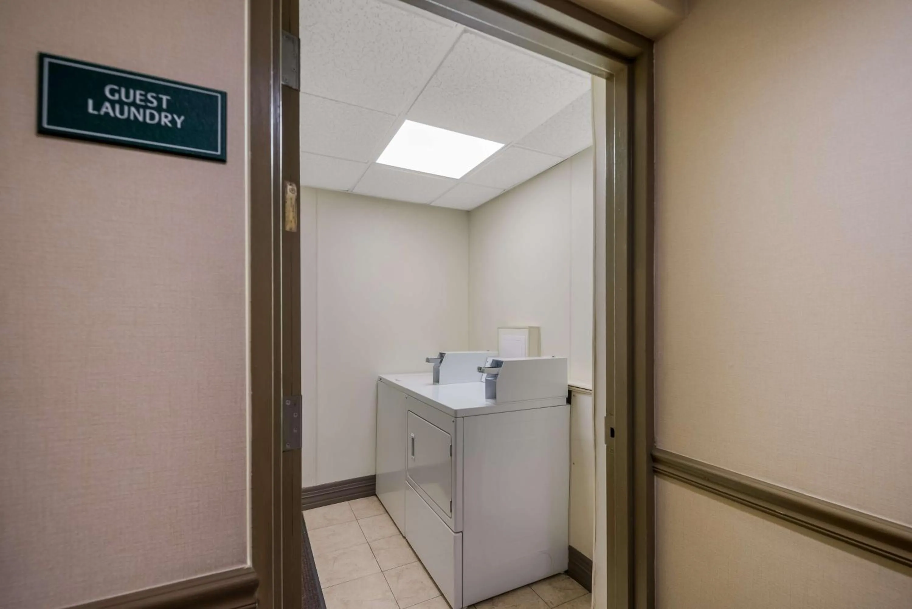 Property building in Best Western Philadelphia South - West Deptford Inn