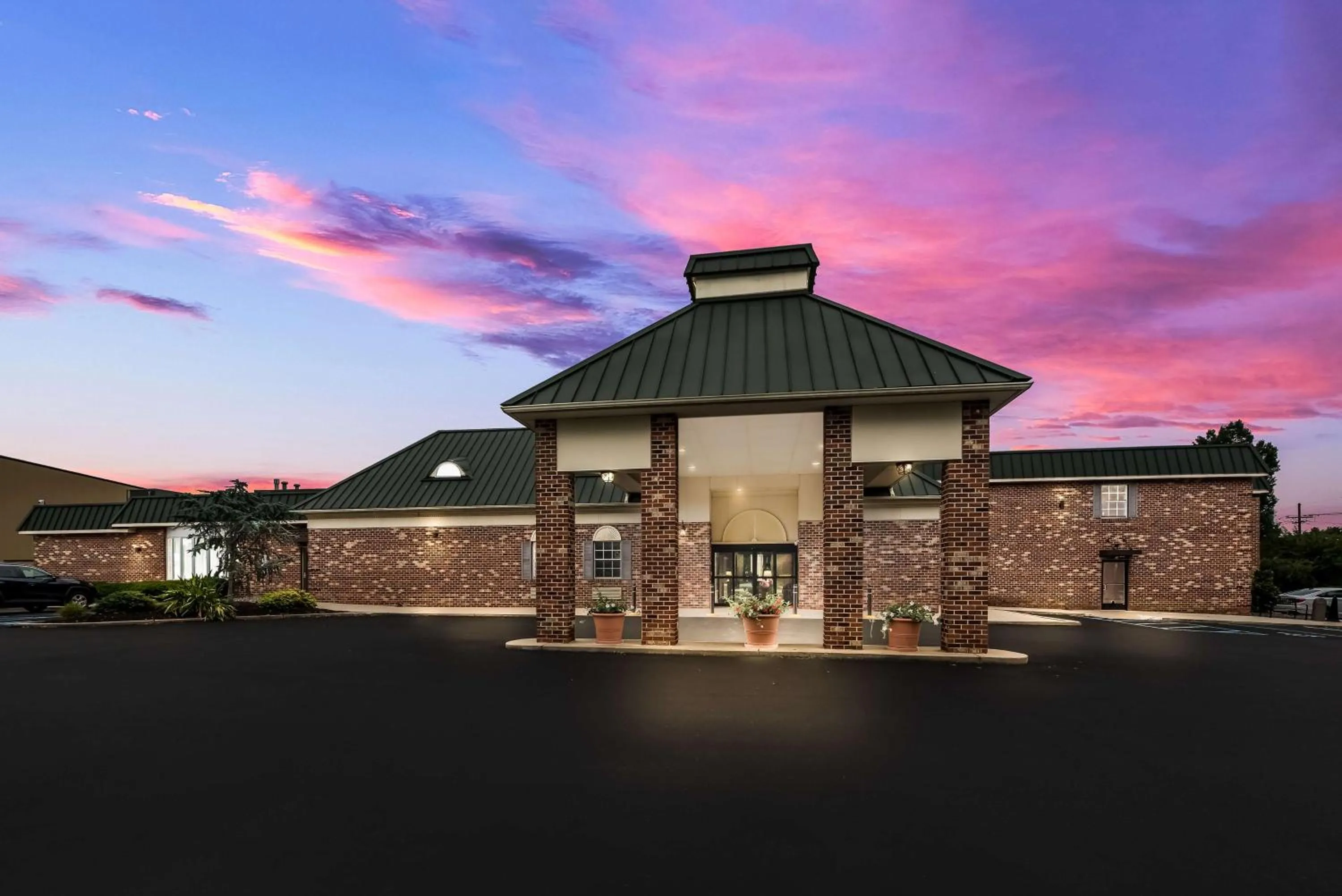 Property building in Best Western Philadelphia South - West Deptford Inn