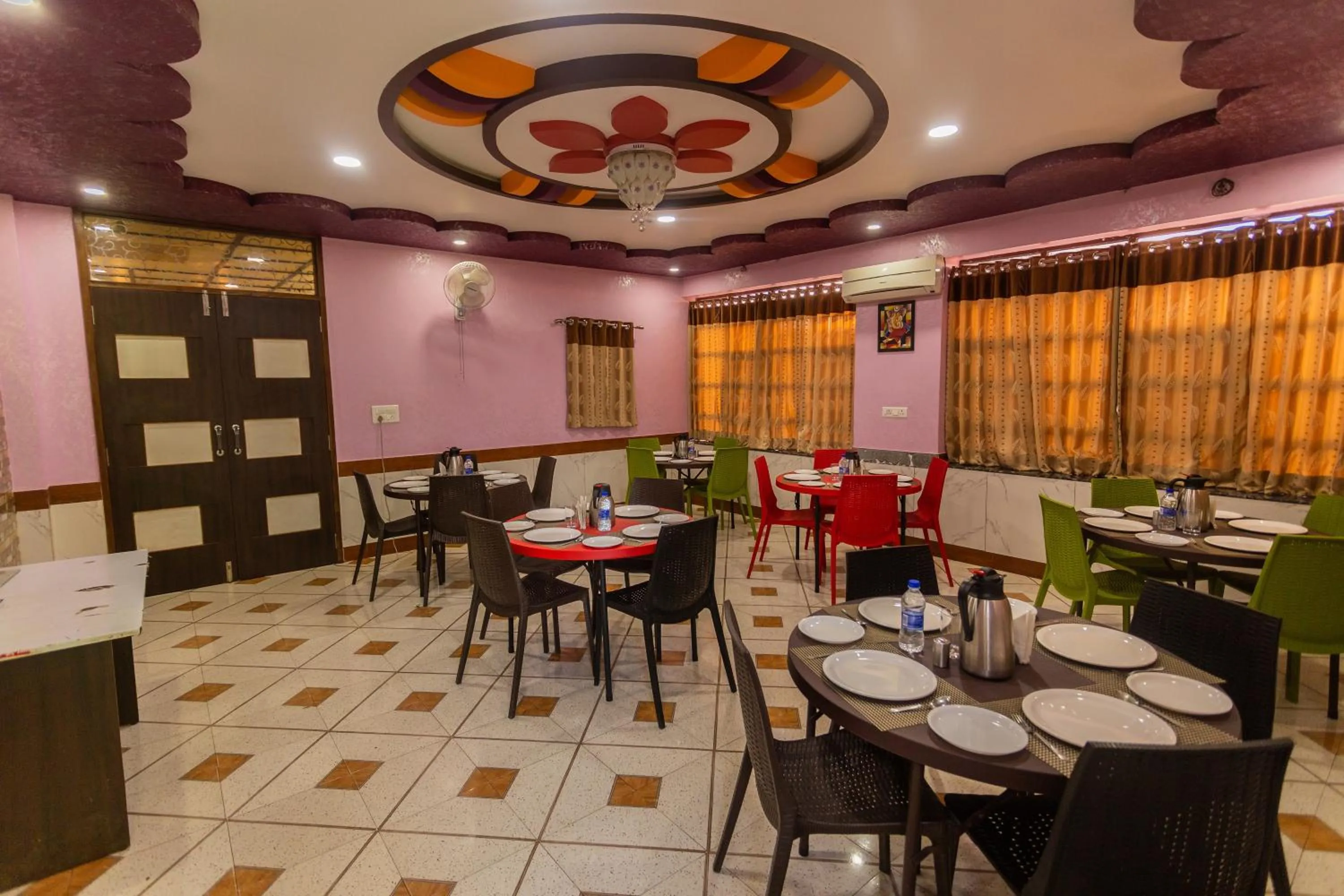 Restaurant/places to eat in Shri Ram Residency