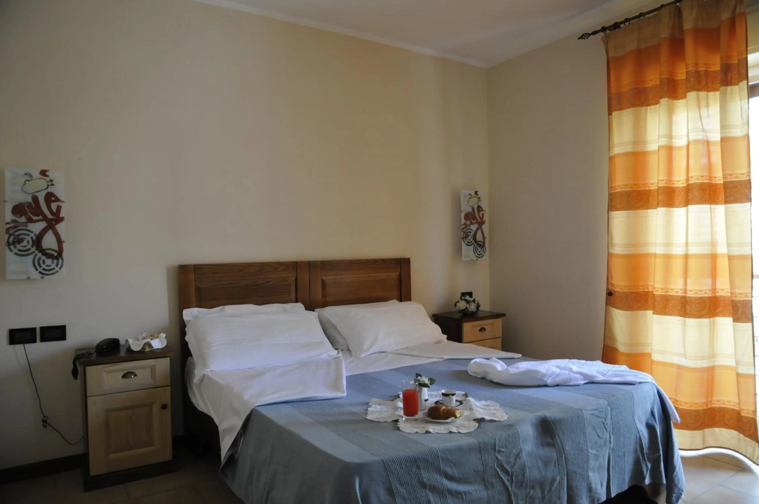 Day, Bed in Hotel Fly