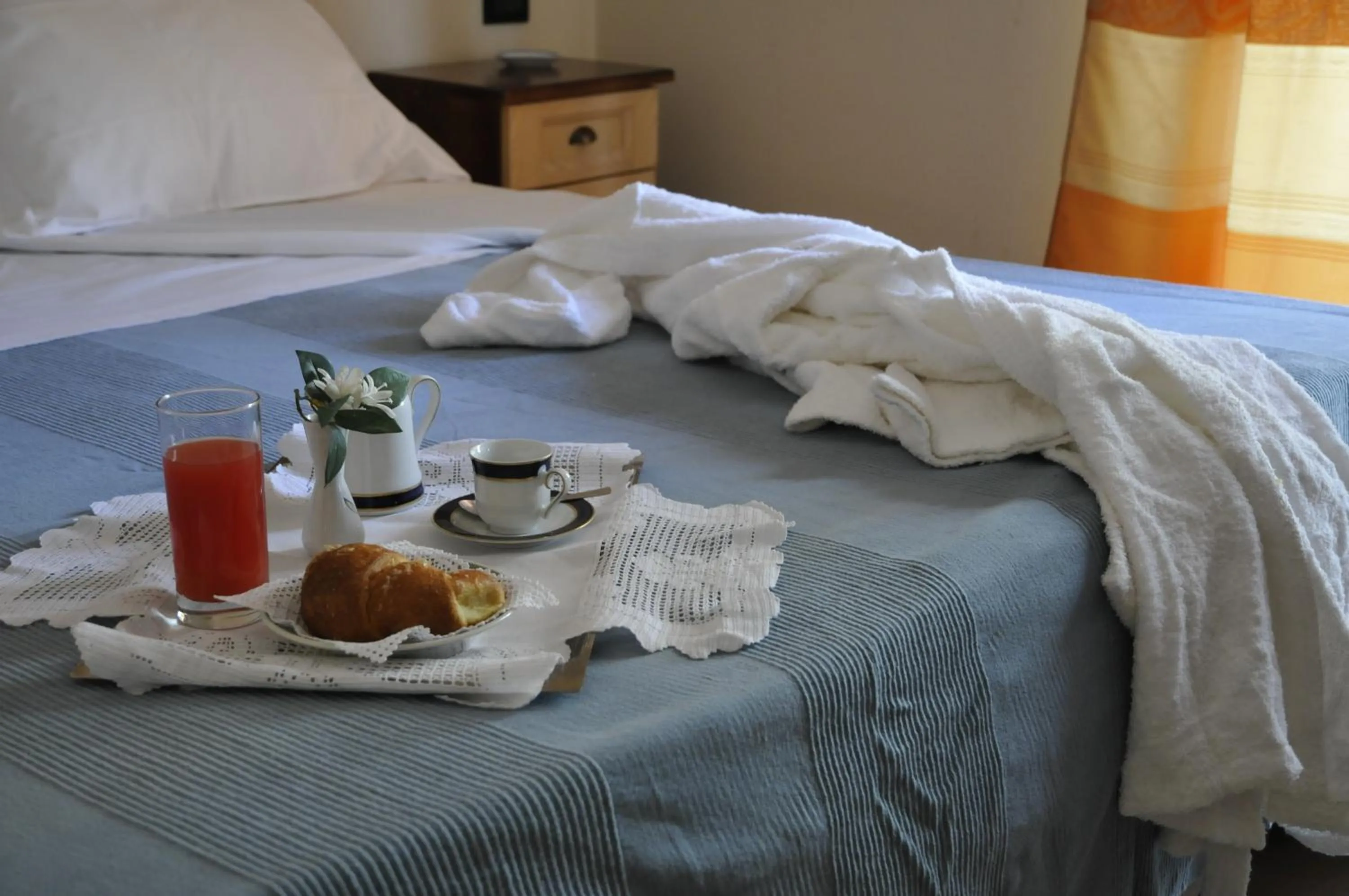 Food, Bed in Hotel Fly