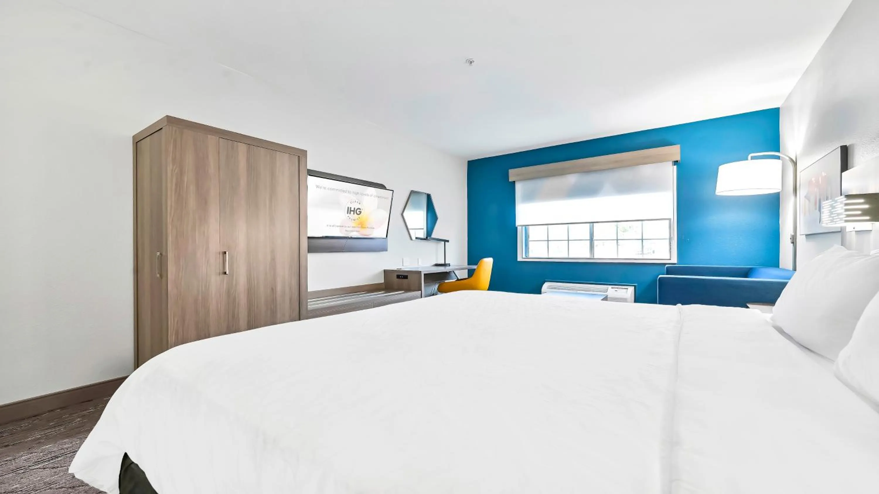 Bed in Holiday Inn Express Palestine by IHG