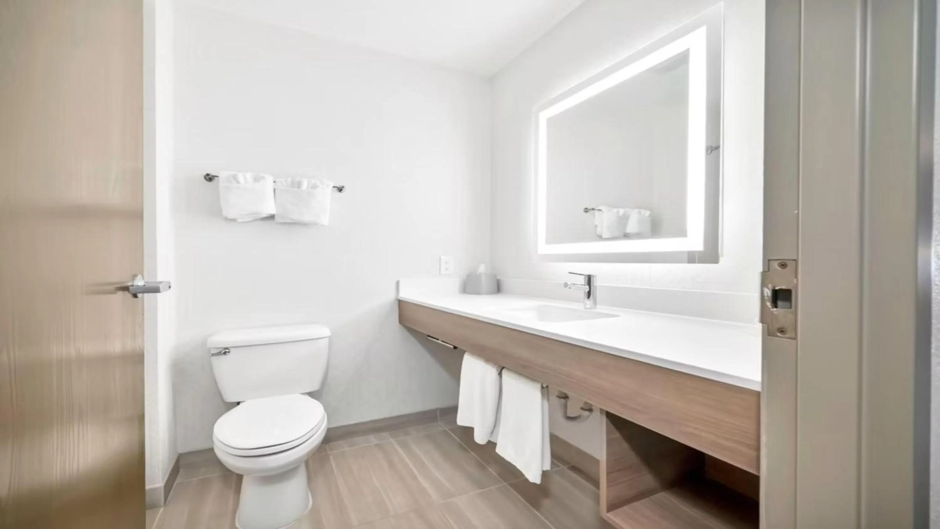 Bedroom in Holiday Inn Express Palestine by IHG