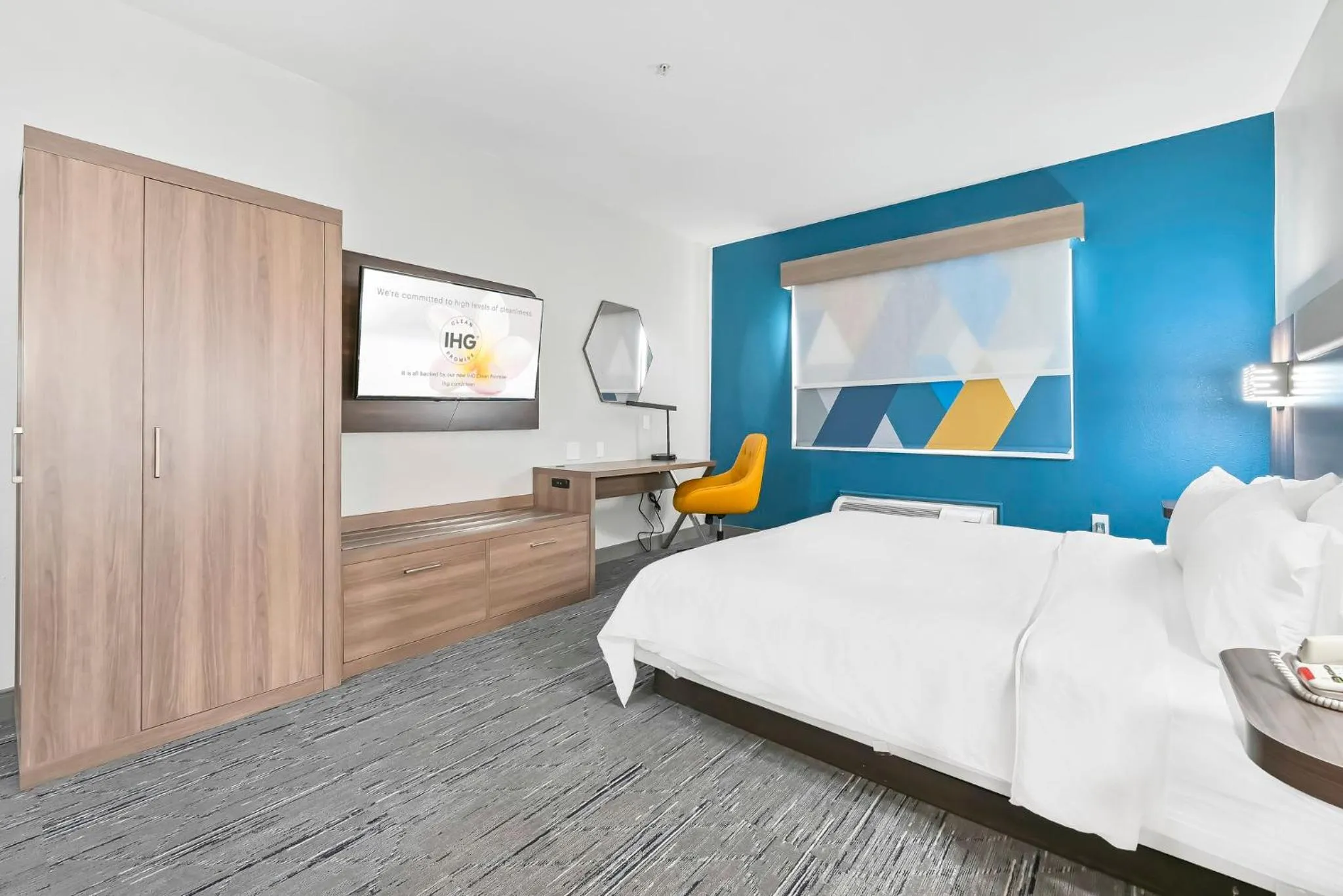 Photo of the whole room, Bed in Holiday Inn Express Palestine by IHG