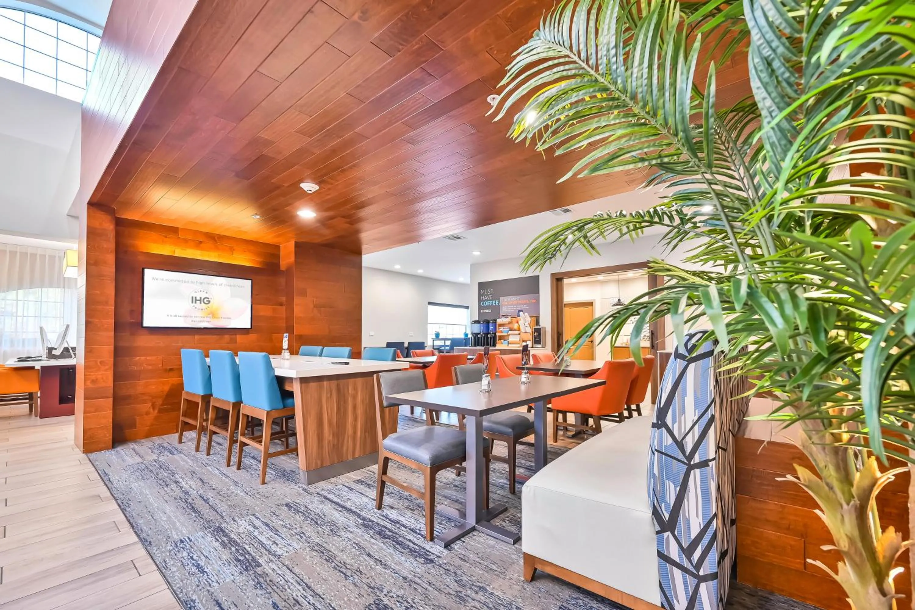 Seating area in Holiday Inn Express Palestine by IHG