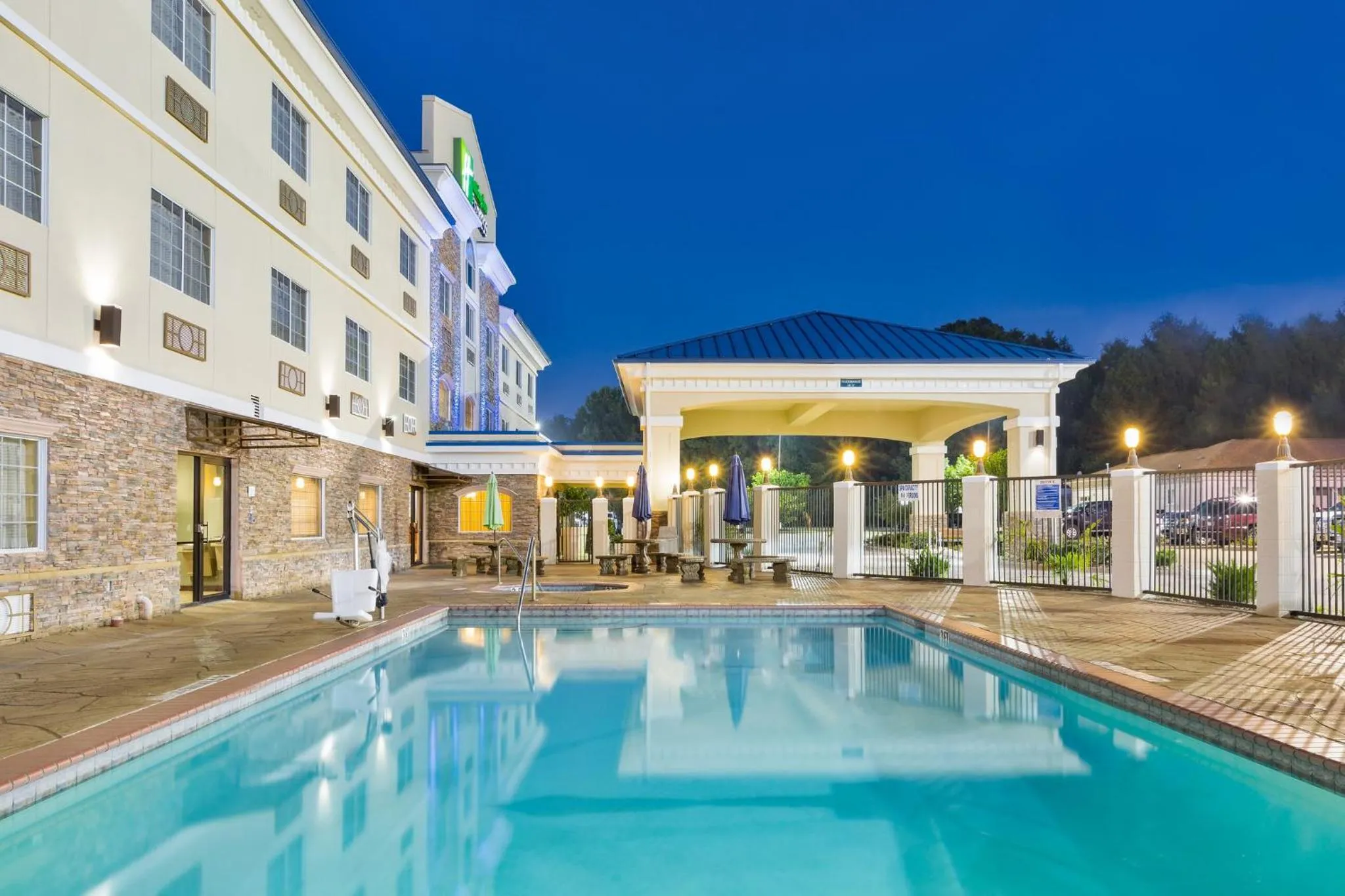 Swimming pool in Holiday Inn Express Palestine by IHG