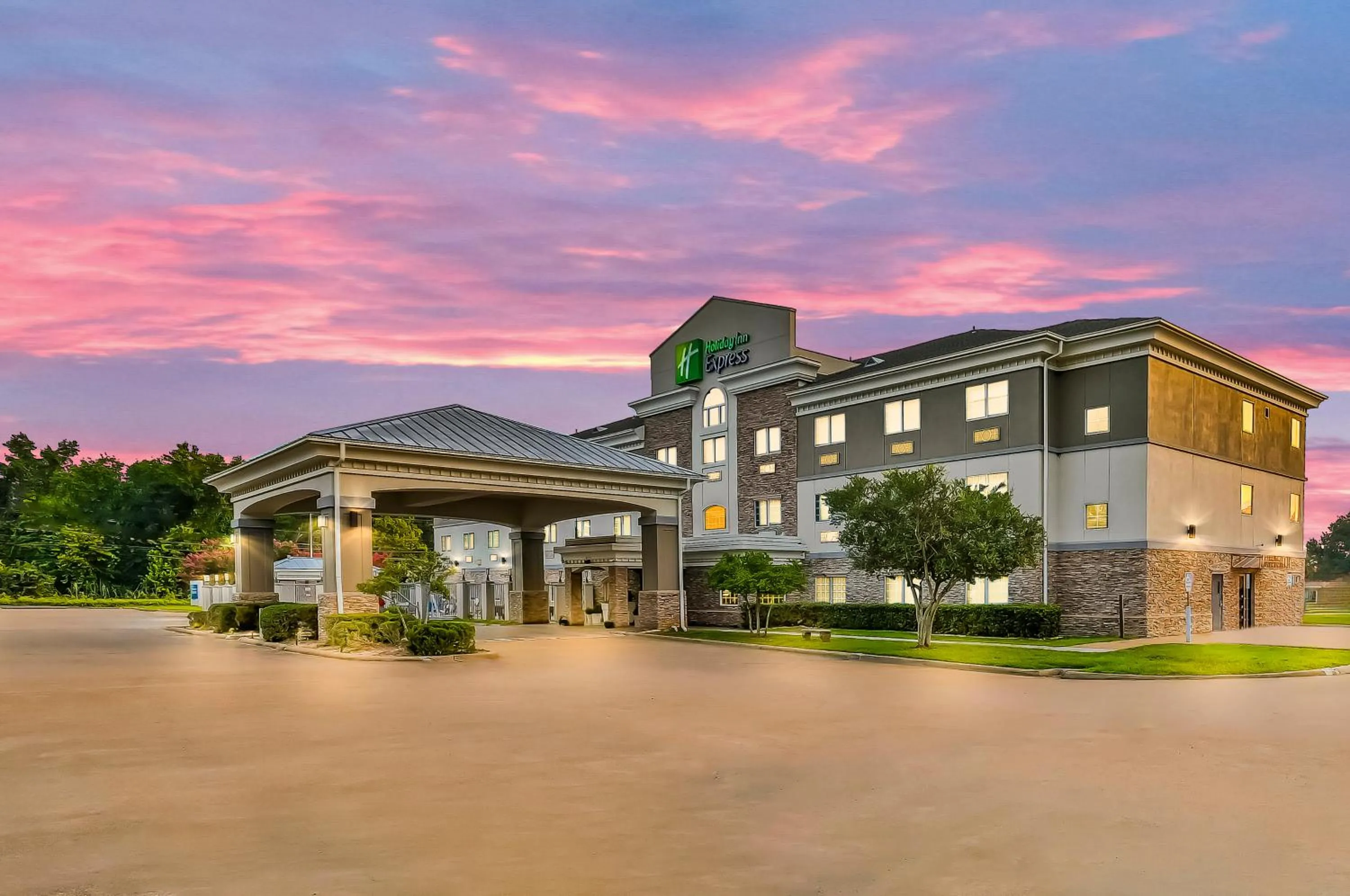 Property building in Holiday Inn Express Palestine by IHG