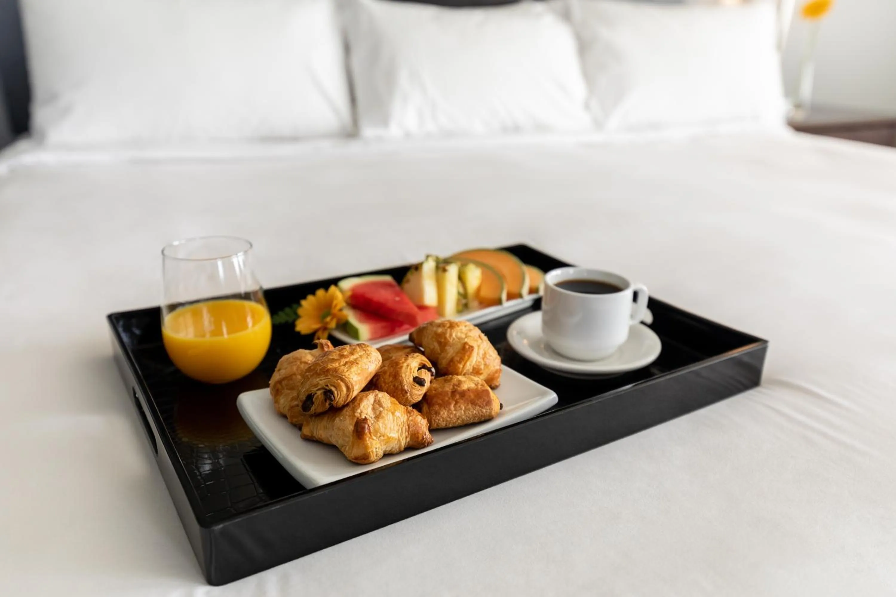 Breakfast, Bed in Imperia Hotel & Suites Saint-Eustache
