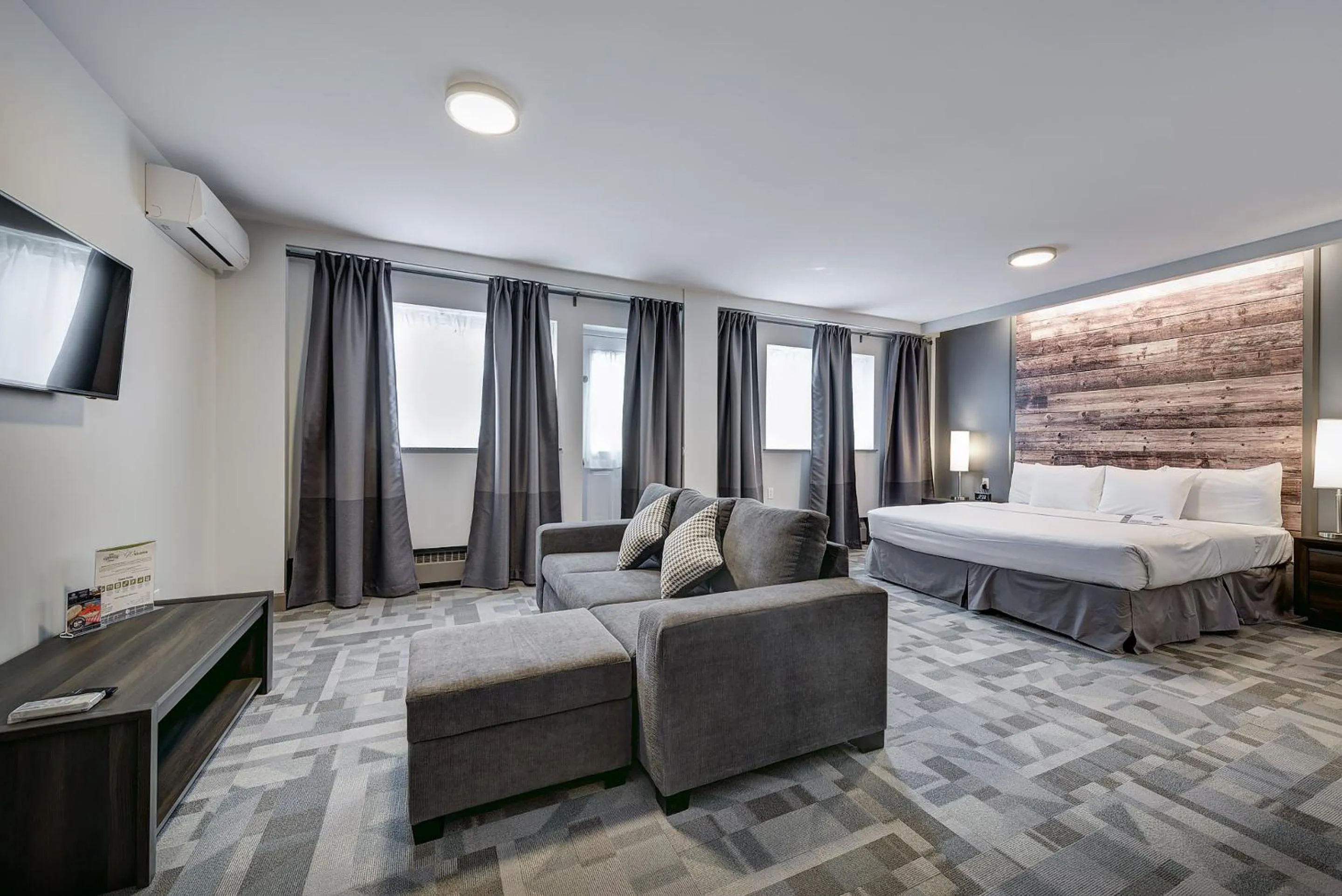 Bedroom in Terrasse Royale Hotel