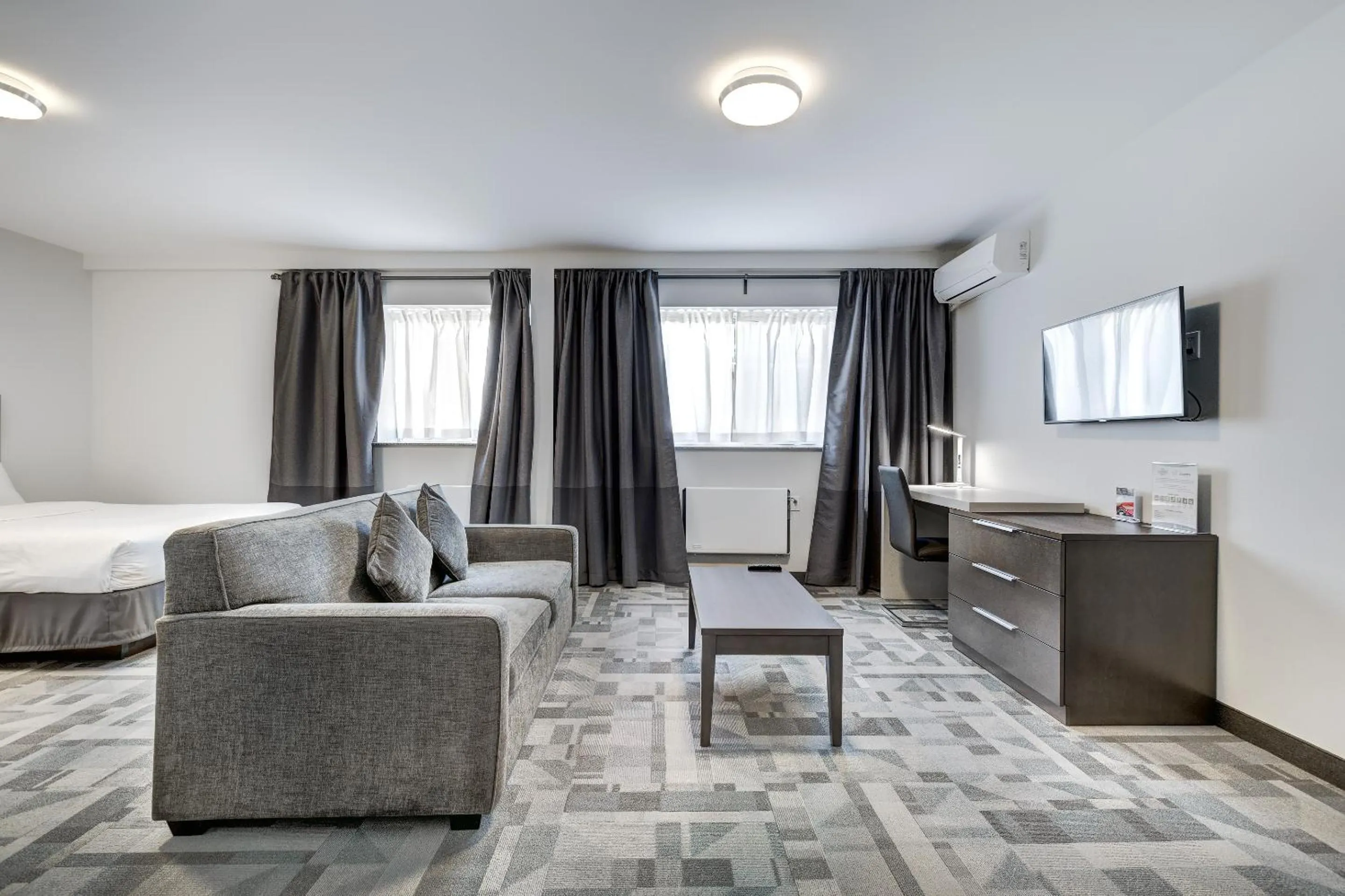 Bedroom in Terrasse Royale Hotel