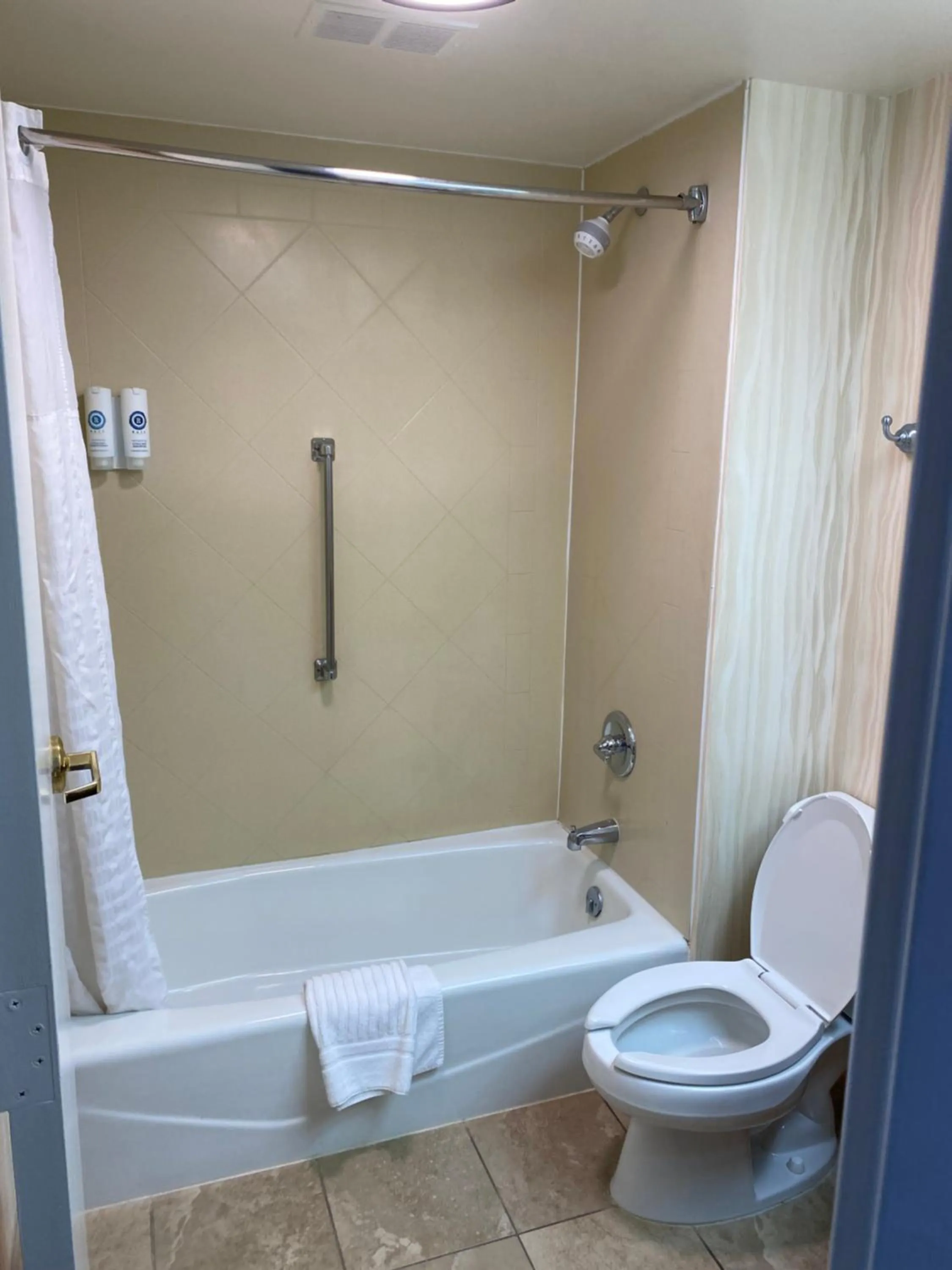 Bath in Comfort Inn & Suites Newark - Wilmington