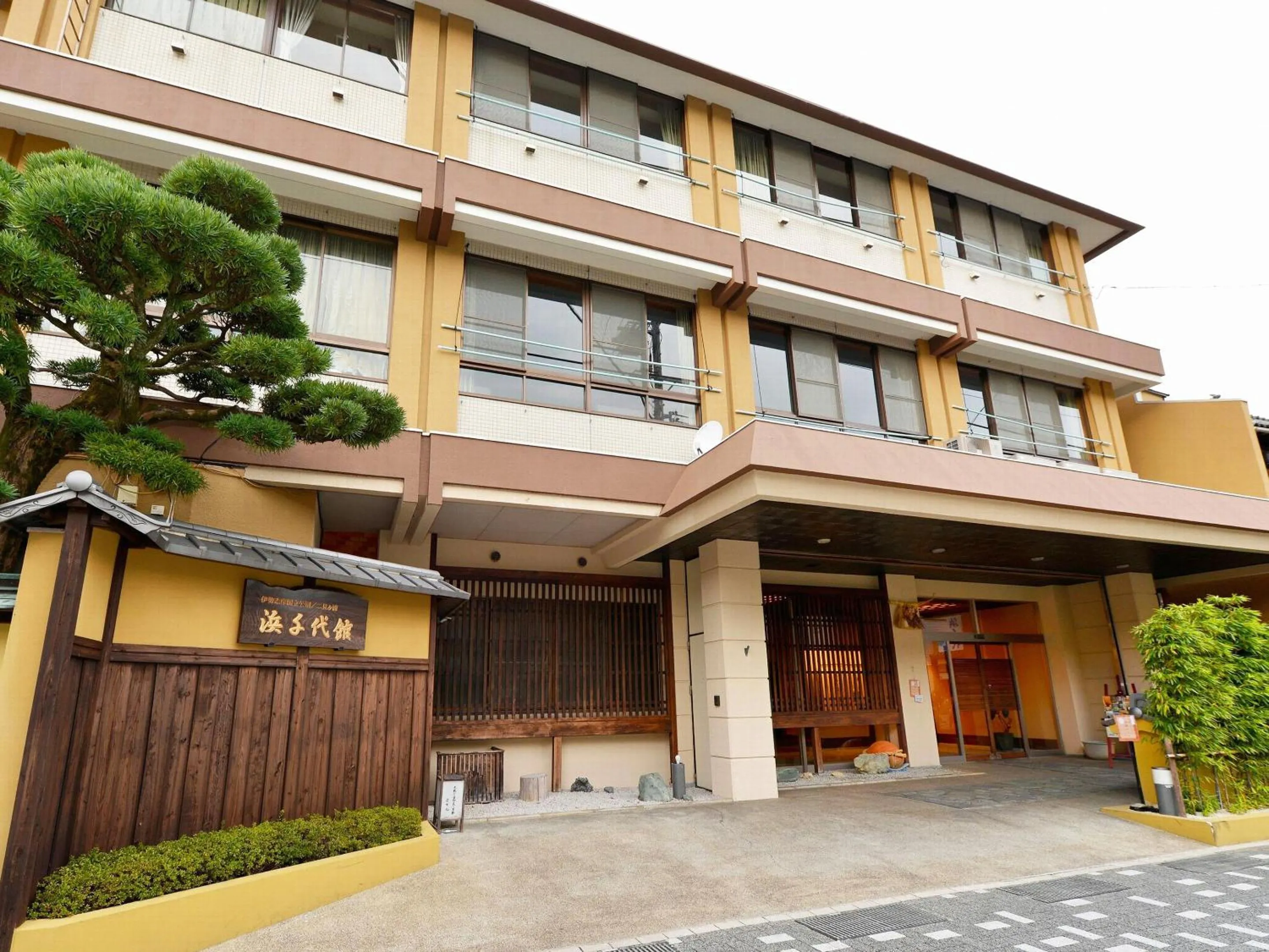 Property building in Hamachiyokan
