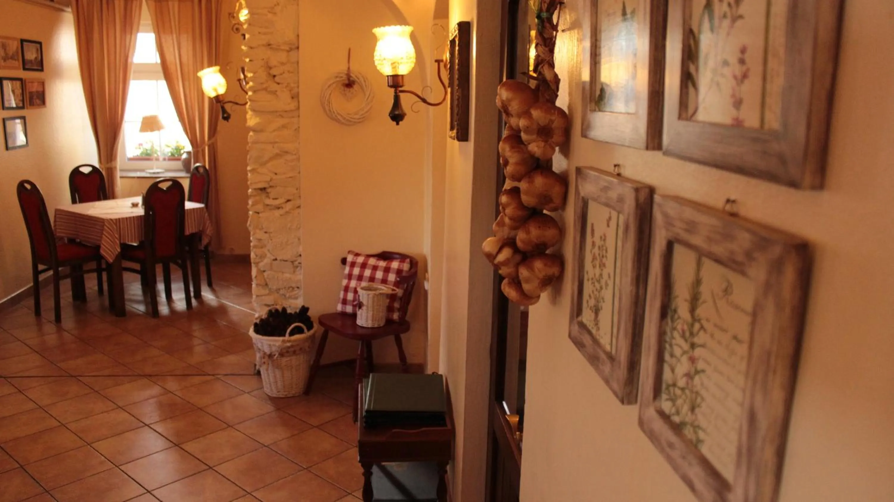 Restaurant/places to eat in Garni Hotel St Anna