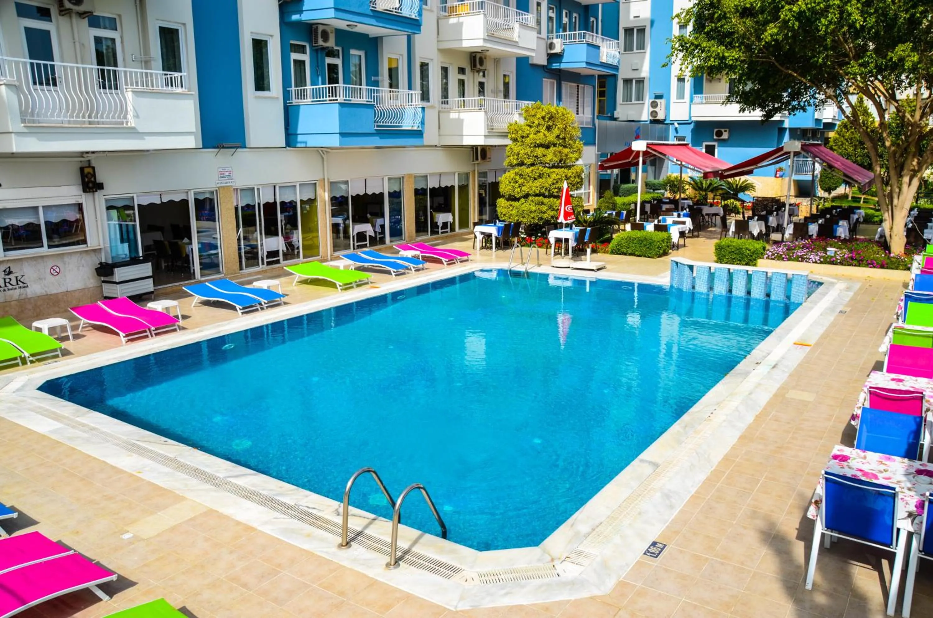 Restaurant/places to eat in Ark Apart and Suite Hotel