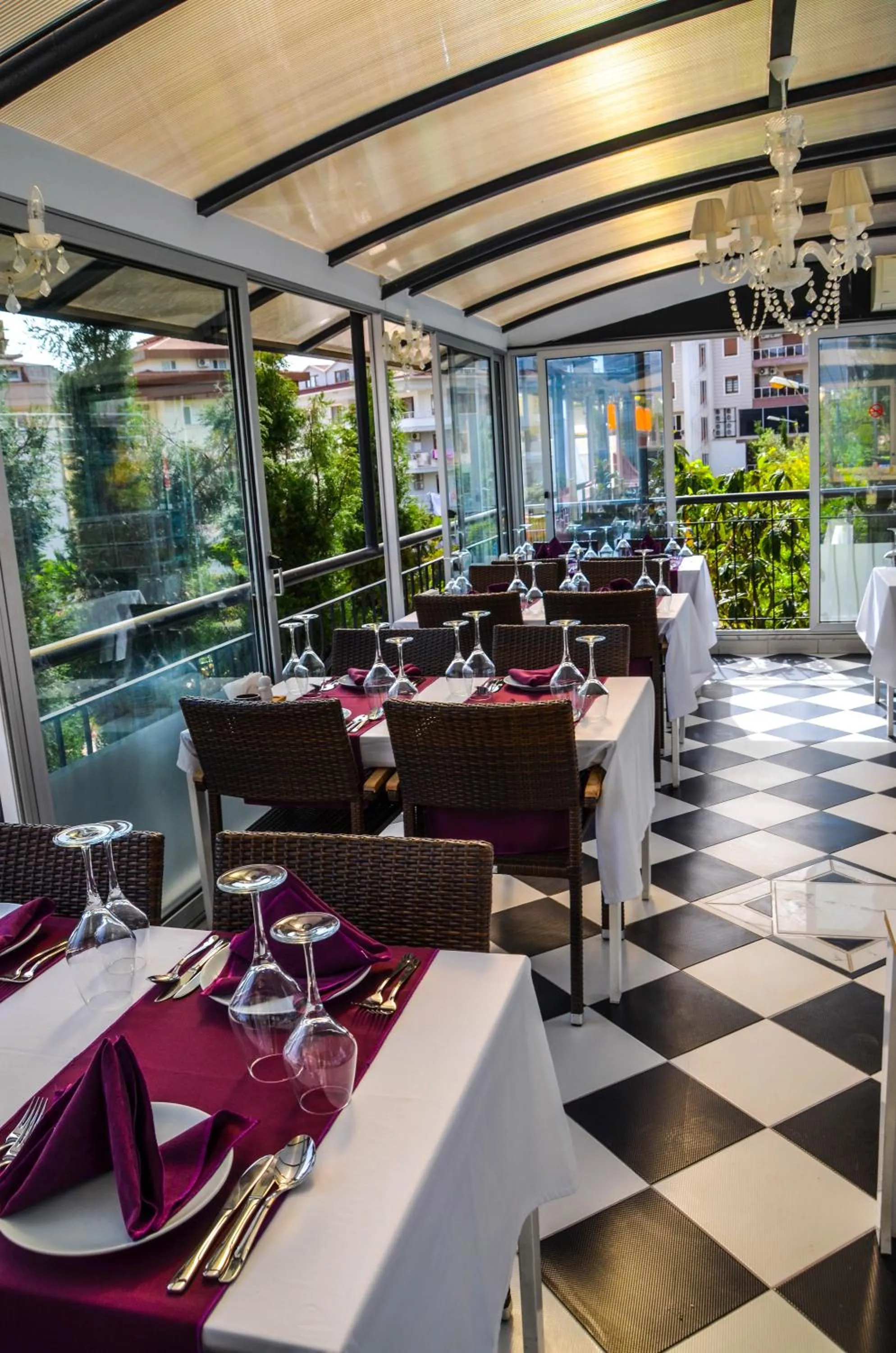 Restaurant/places to eat in Ark Apart and Suite Hotel