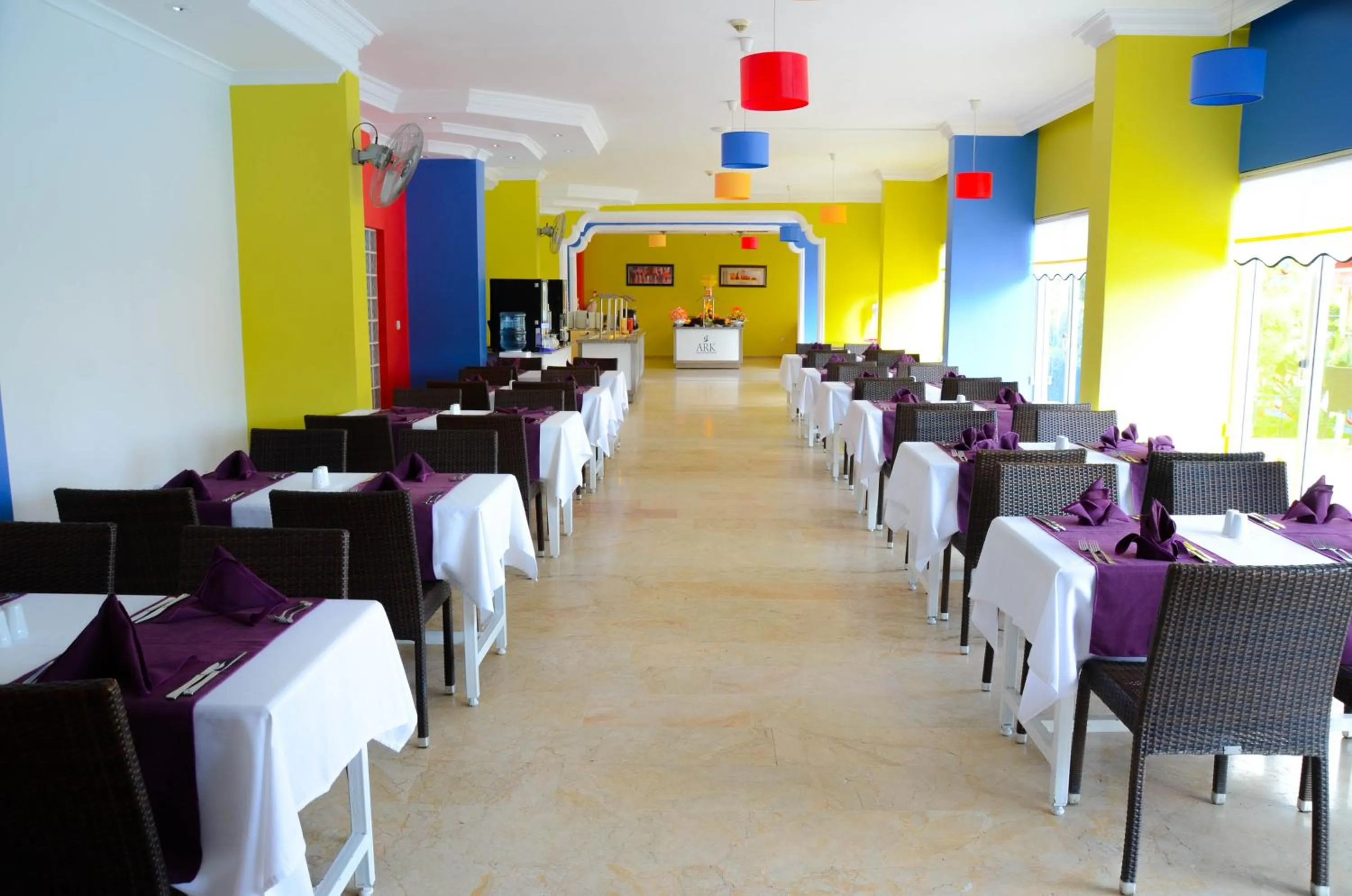 Restaurant/places to eat in Ark Apart and Suite Hotel